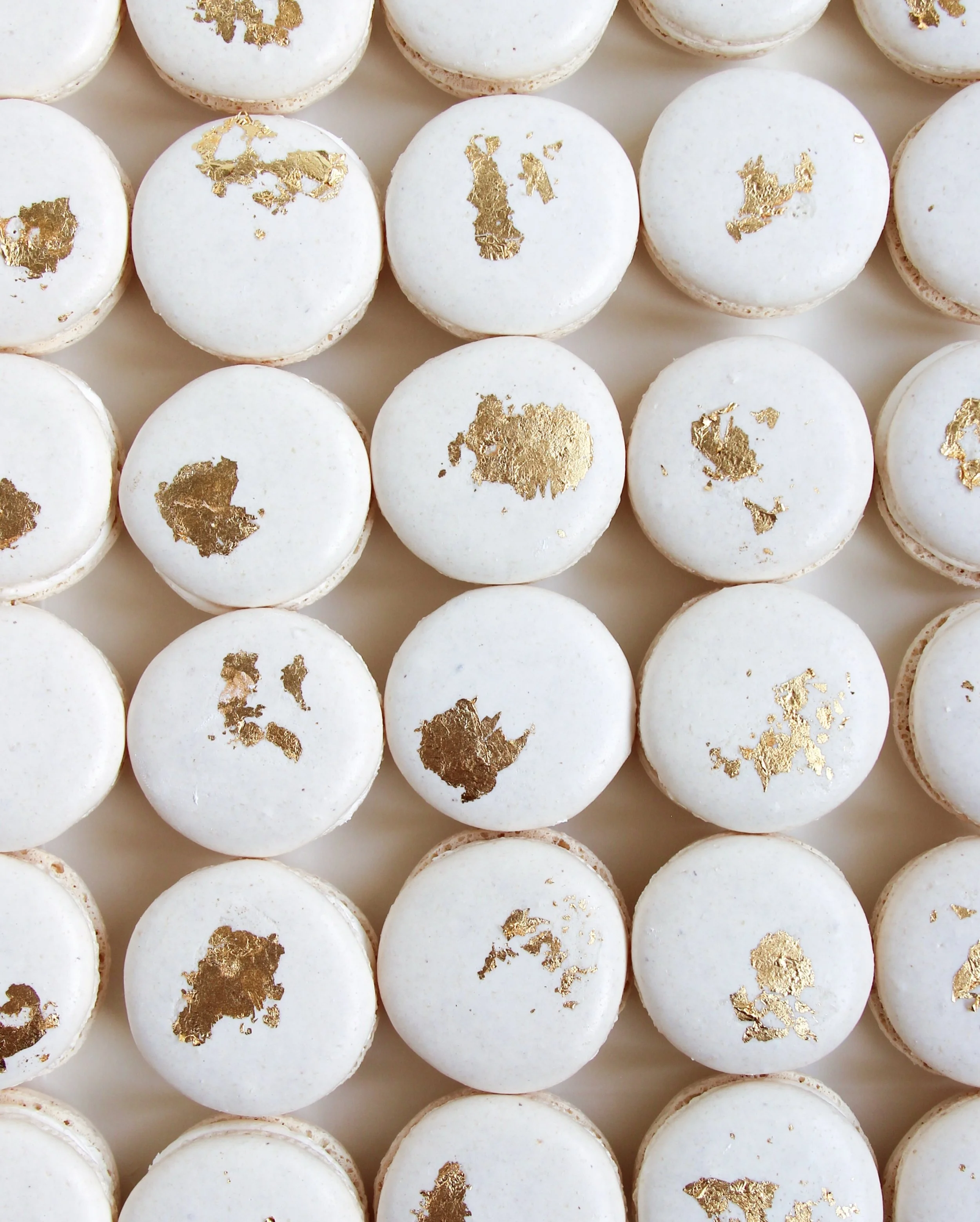 Macaronit ovat tosi kauniita tarjottavia jo ihan sin&auml;ll&auml;&auml;nkin eri v&auml;reiss&auml;, mutta jos haluat niihin jotain ekstras&auml;ihkett&auml;, voidaan macaronit koristella esimerkiksi sy&ouml;t&auml;v&auml;lla lehtikullalla tai -hopea