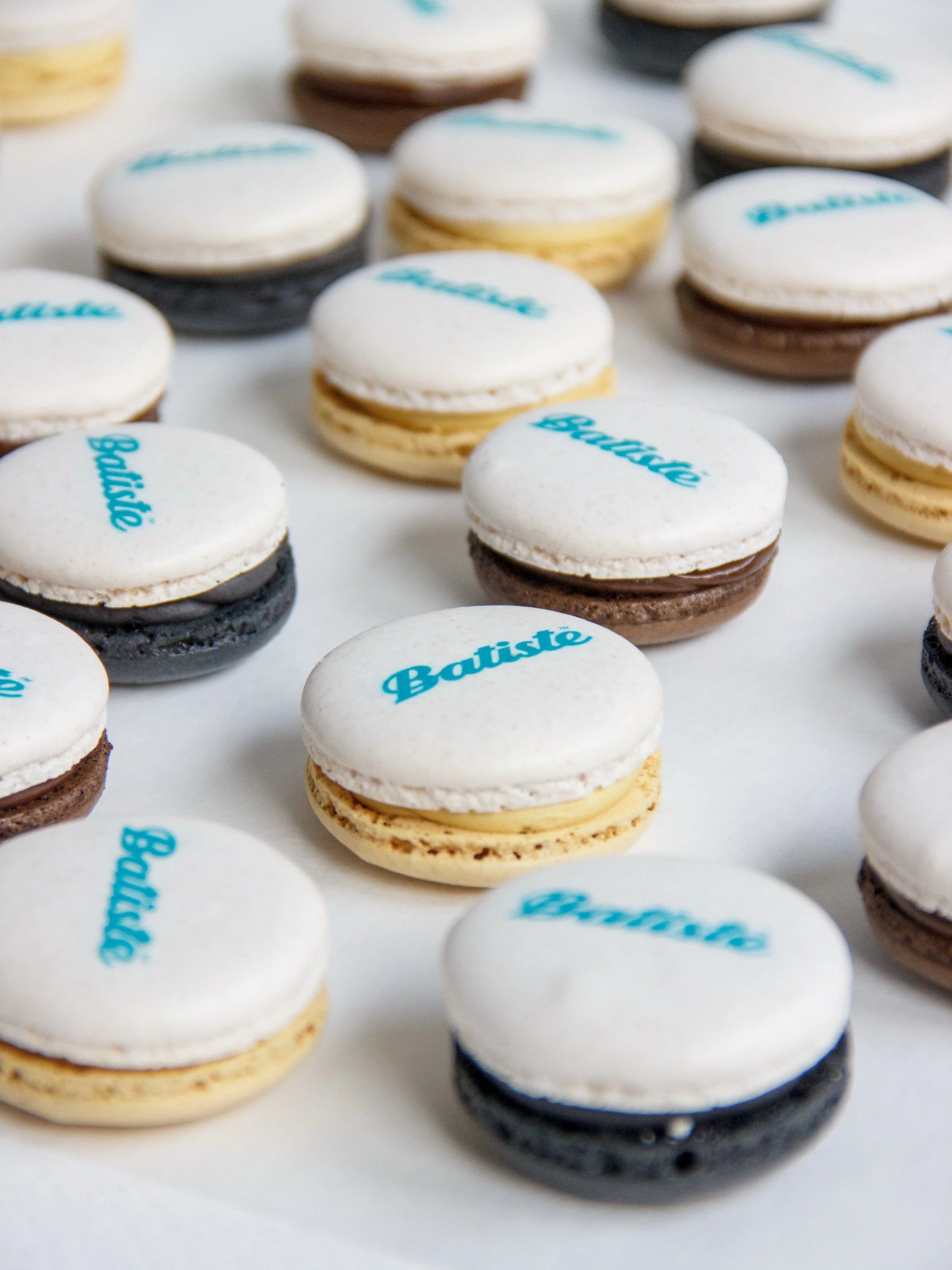 Logomacaroneja Batistelle kolmella teemav&auml;rill&auml;, jotka valittiin kolmen eri kuivashampoopullon v&auml;rimaailman mukaan.
@batiste_nordics @marsaana

Jos teill&auml; on tulossa yrityksen tilaisuus, johon tarvitaan jotain v&auml;h&auml;n spes