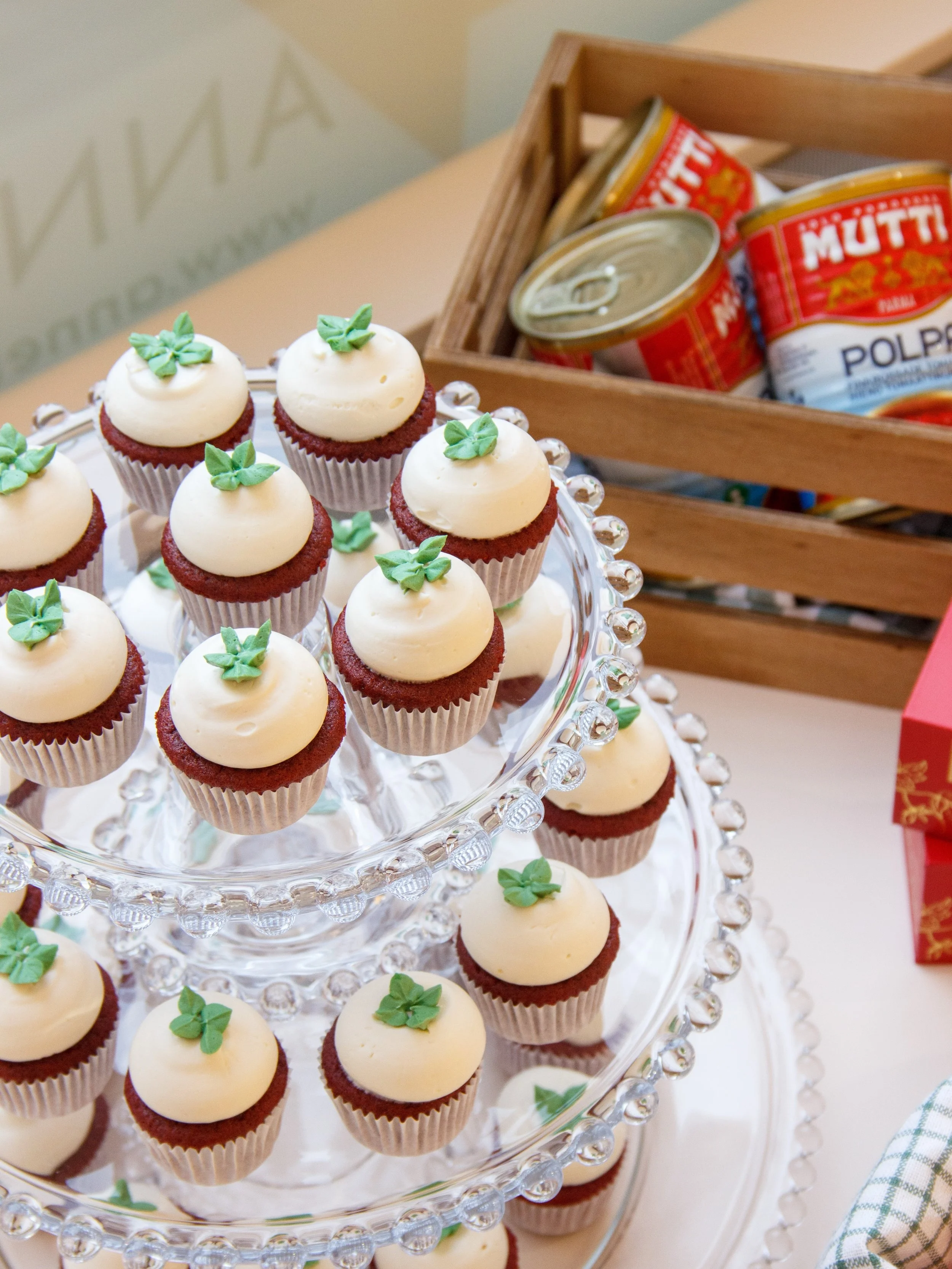 Annelen uuden Muttin kanssa toteutetun yhteisty&ouml;malliston lanseerausp&auml;iv&auml;&auml;n Tampereen myym&auml;l&auml;&auml;n red velvet kuppikakkuja. 🍅

@anneleworld 
@muttinordics 

#kakkusankari #minikuppikakku #tampere #redvelvet #mutti