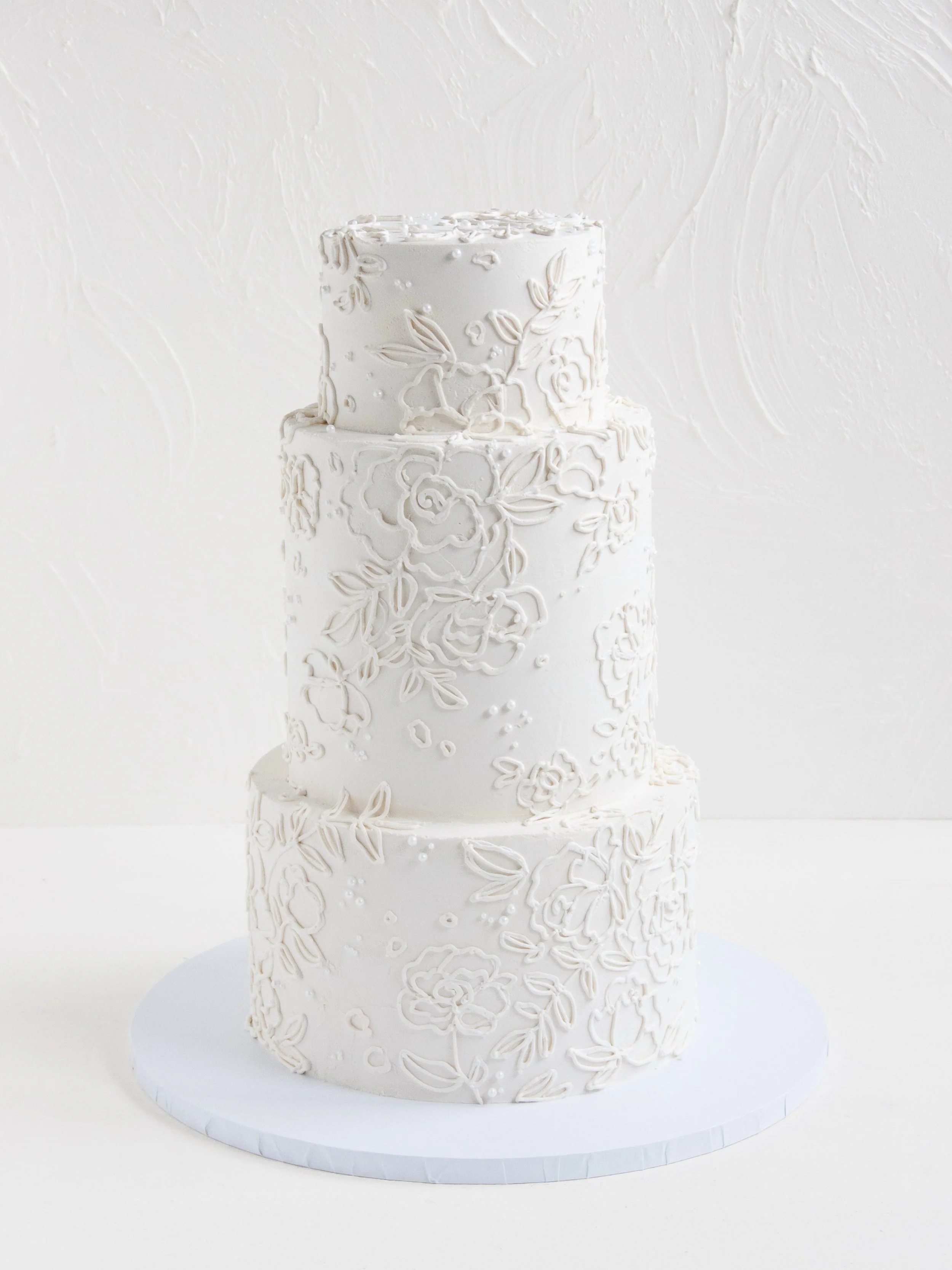 Syyskuinen h&auml;&auml;kakku, jonka koristelun inspiraationa oli morsiamen upea pitsikuvioitu h&auml;&auml;puku. 🤍 👰🏻&zwj;♀️

Pursotukset toteutin vapaalla k&auml;dell&auml; pursottaen. Monesti suunnittelen tekev&auml;ni piirroksia paperille tai 