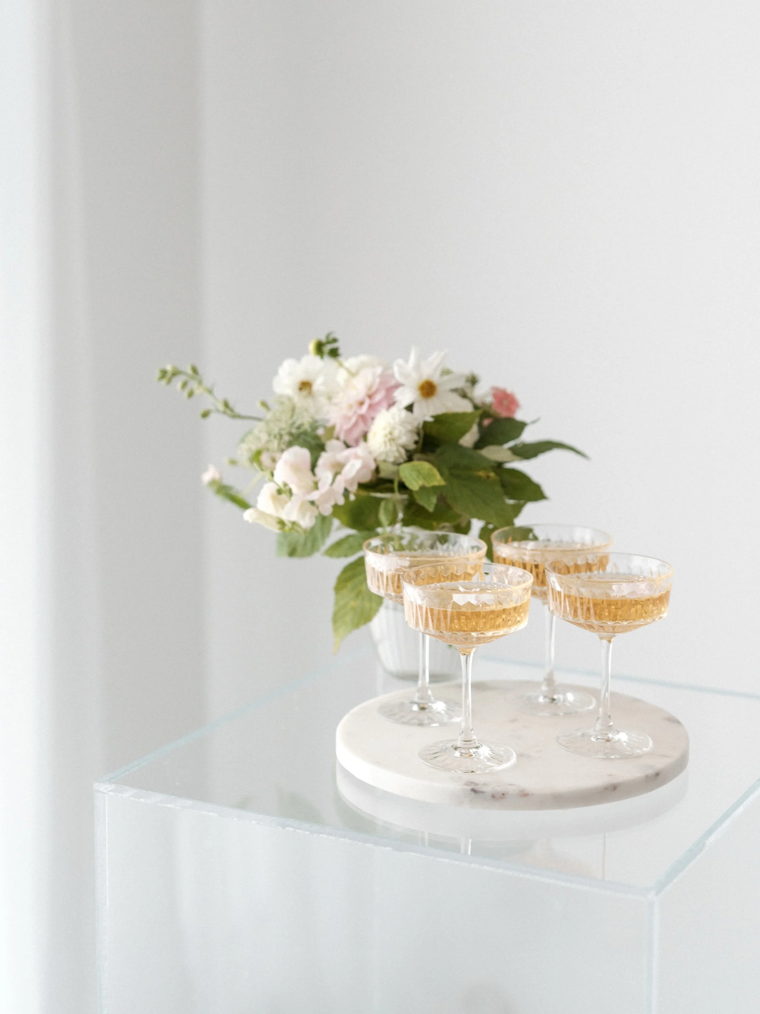 Sk&aring;l! 🥂

Kilistely jos jokin tekee juhlista juhlat, oli lasissa sitten shampanjaa tai alkoholitonta kuohuvaa. Vuokratuotevalikoimastani l&ouml;ytyy n&auml;m&auml; hurmaavat laakeat skumppalasit (60kpl), joita vuokrataan tilausten yhteydess&aum