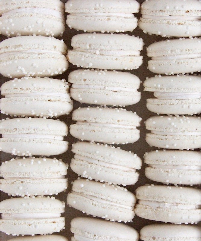 Valkoiset macaronit ylhäältäpäin