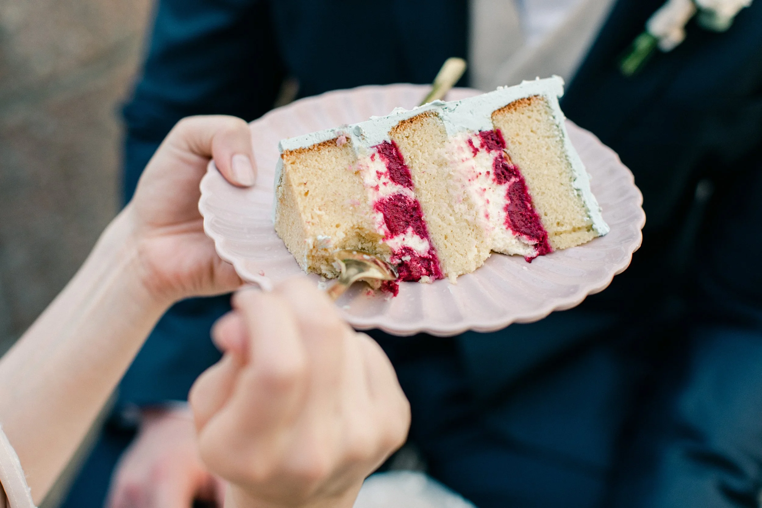 Kakkupala mustaherukkatahnalla ja marenkivoikreemikuorrutteella.