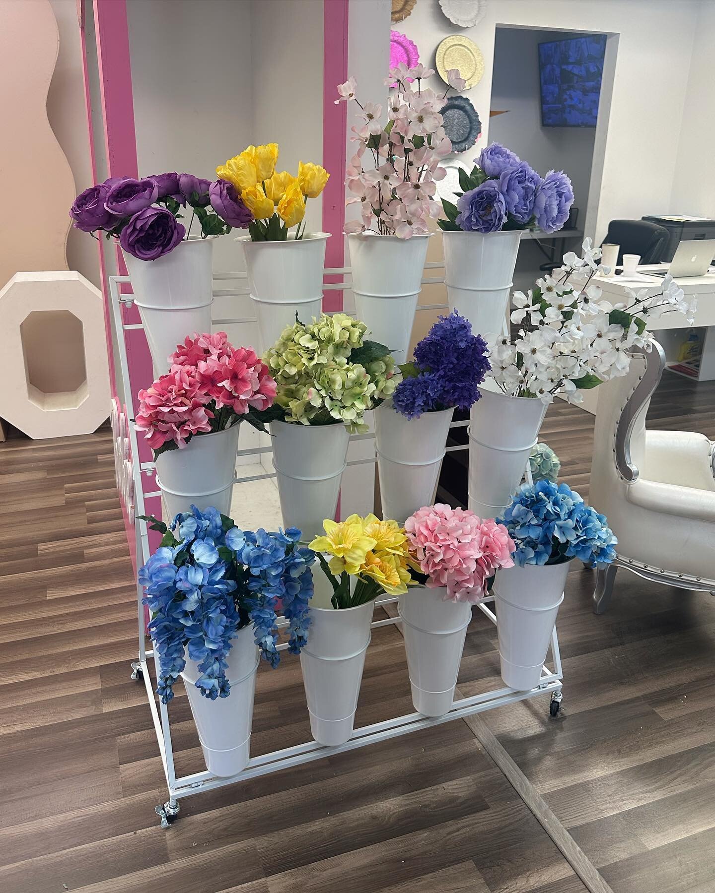 🌸 Let your guests bloom with our stunning 4ft high flower bar! Perfect for showers and events, this beauty features 12 buckets for a wide array of flower options. Flowers not included. Contact us to elevate your event! 🌼 $75 rental