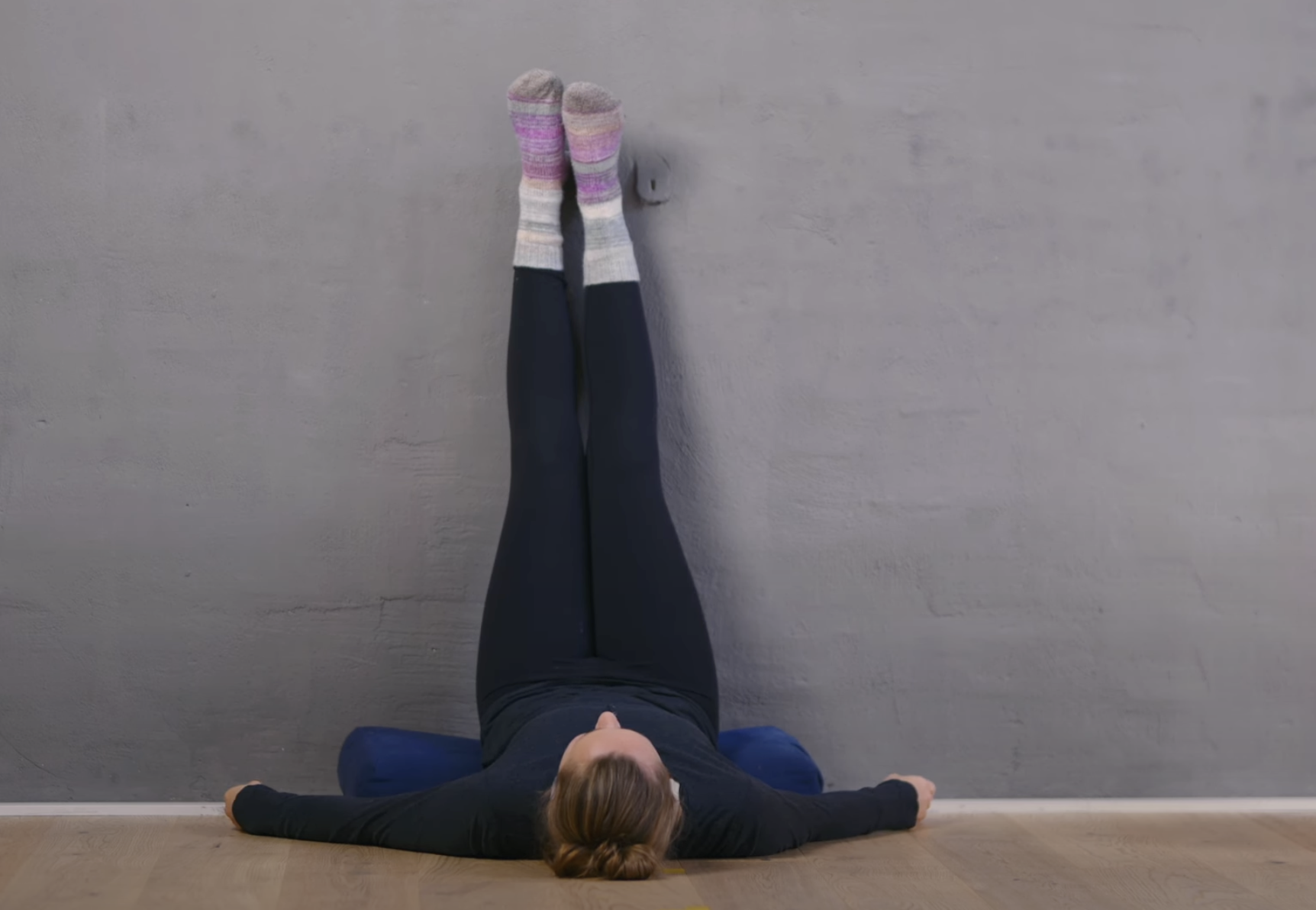 Yoga an der Wand - Weshalb Wand Yoga &amp; Wand Pilates im Trend sind + Übungen!