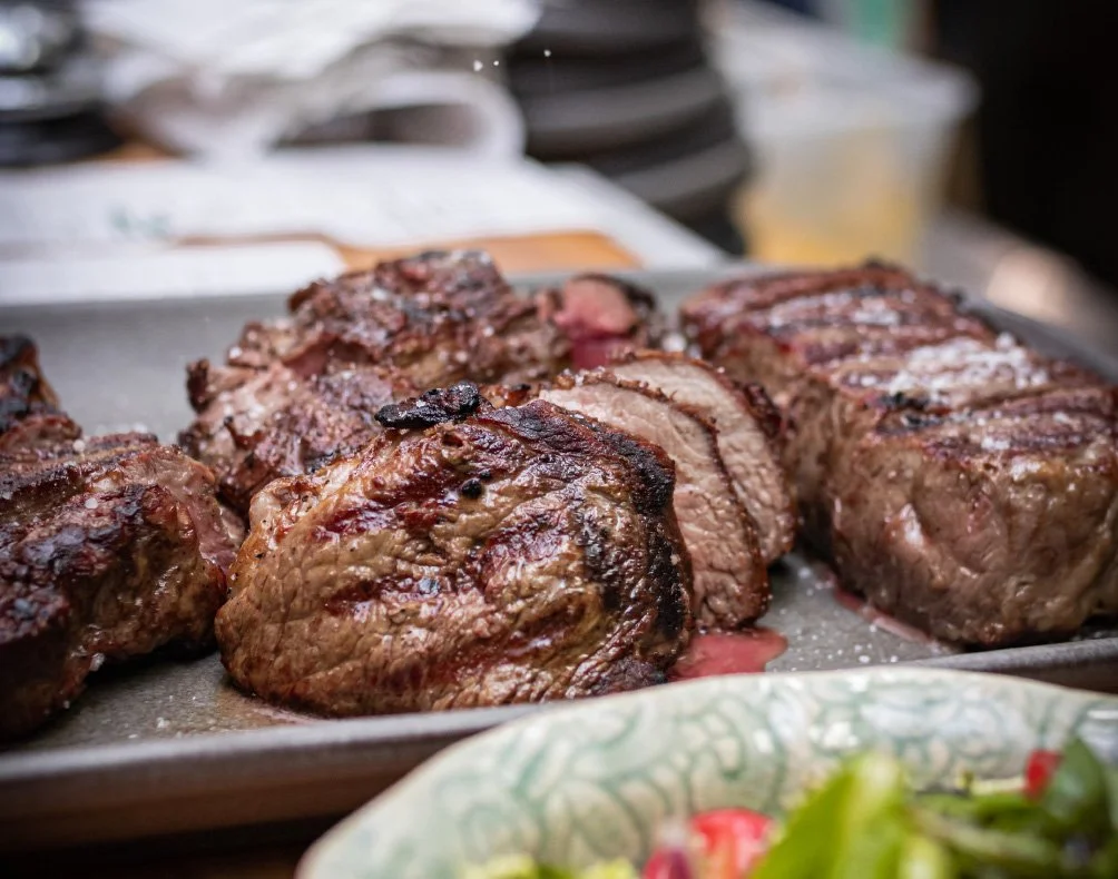 Bife de Chorizo (Vazia) com capa de gordura na grelha - Restaurante Belos Aires.