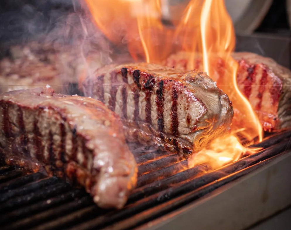 Bife de Chorizo (Vazia) com capa de gordura na grelha - Restaurante Belos Aires.