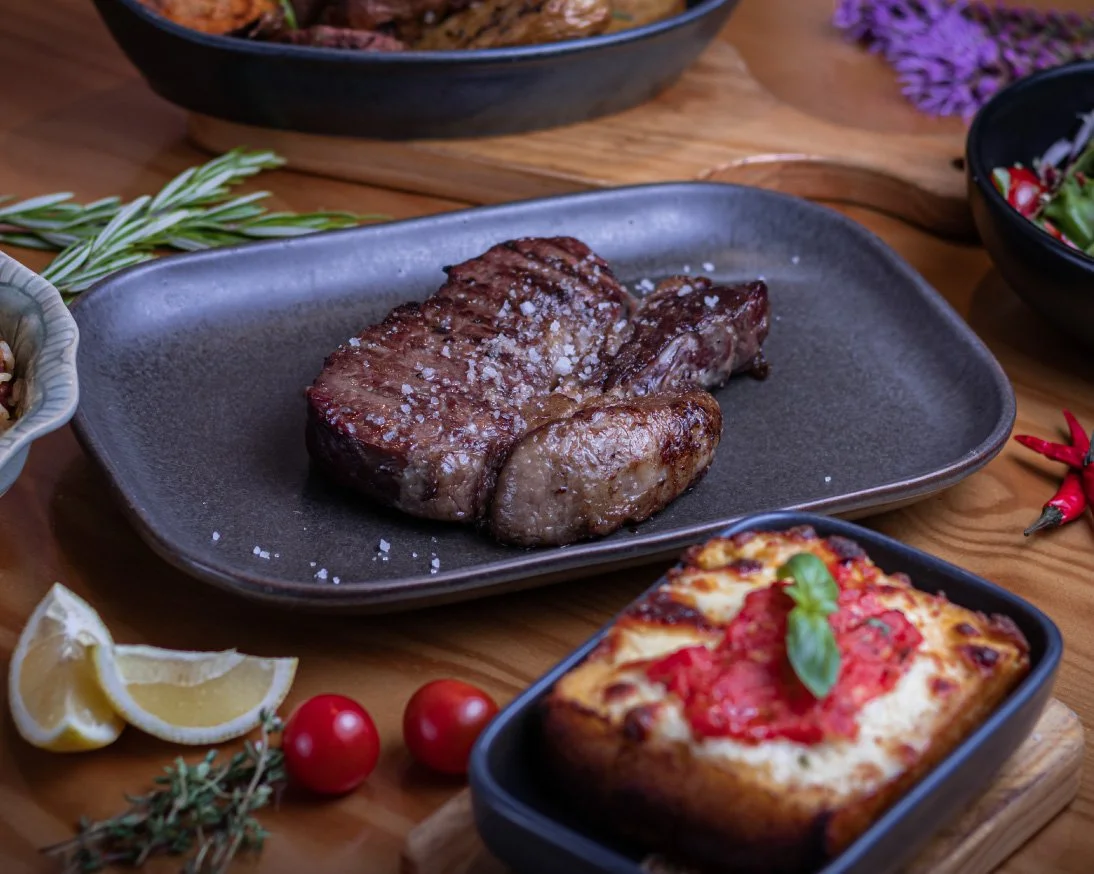 Bife de Chorizo (Vazia) com capa de gordura na grelha - Restaurante Belos Aires.
