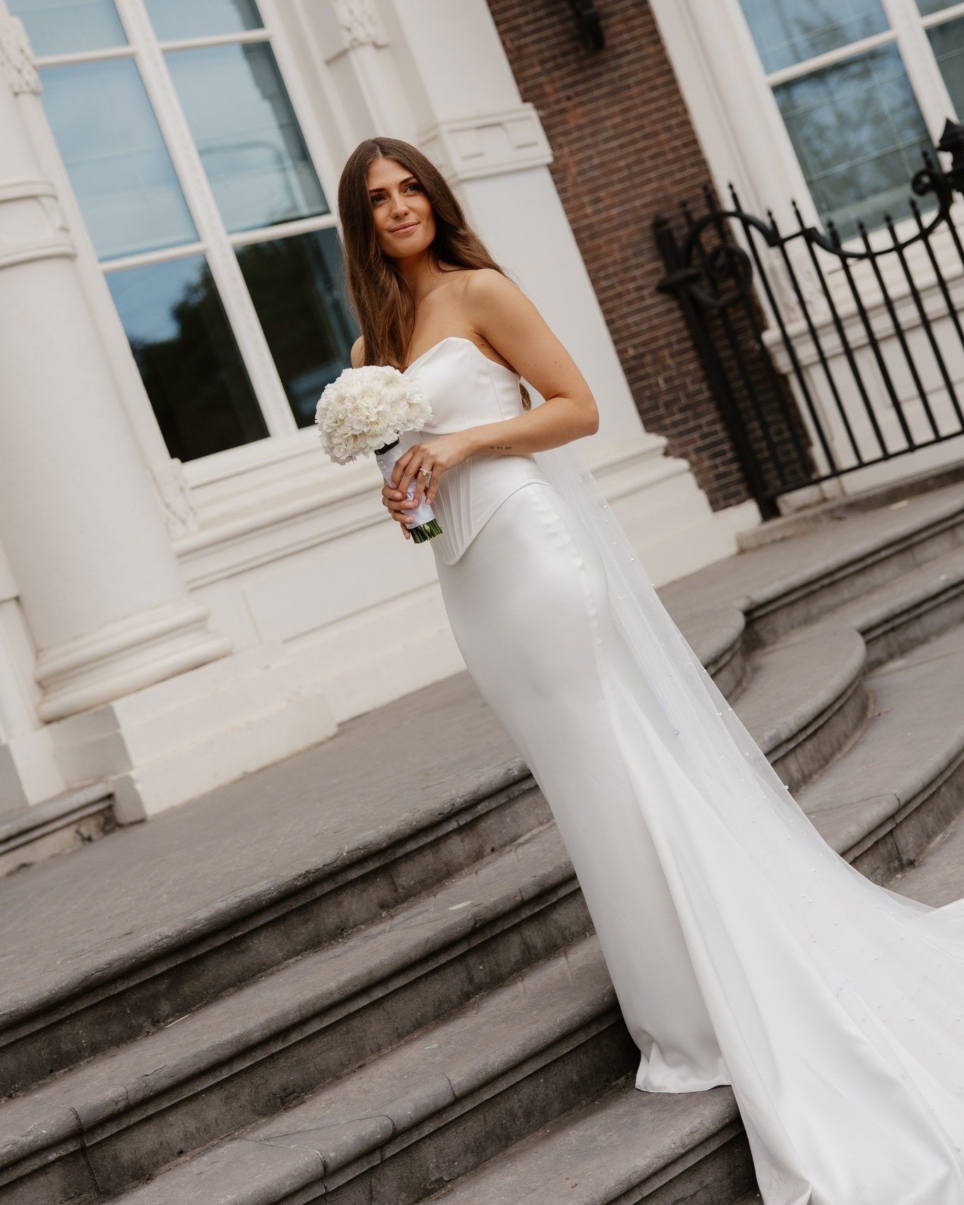 Let's have a moment for this dress 🤍

#trouwfotograaf #dottens #trouwenin2026 #editorialphotography #dottensdesign