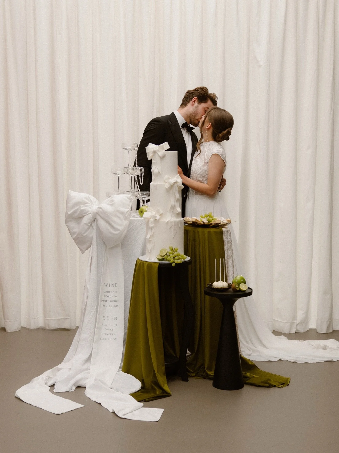 Over twee weken gaat mijn bruiloftseizoen van &rsquo;26 weer van start! 💍

In mei staan er twee hele mooie bruiloften op de planning en in juni mag ik maar liefst zes keer de liefde vastleggen. Op allerlei verschillende plekken in Nederland, en we s