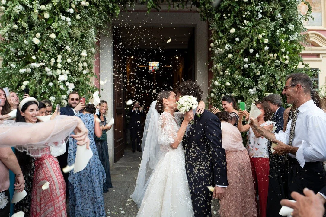 Pioggia di riso 🌨

#confettitoss 
#wedding #weddingphotography #weddingphotographer #weddingphoto #italyweddingphotographer #justmarried #luxorywedding #weddingstyle #fashinbride #brideandgroomexit #brideandgroomexitthechapel 
#weddinginitaly #weddi