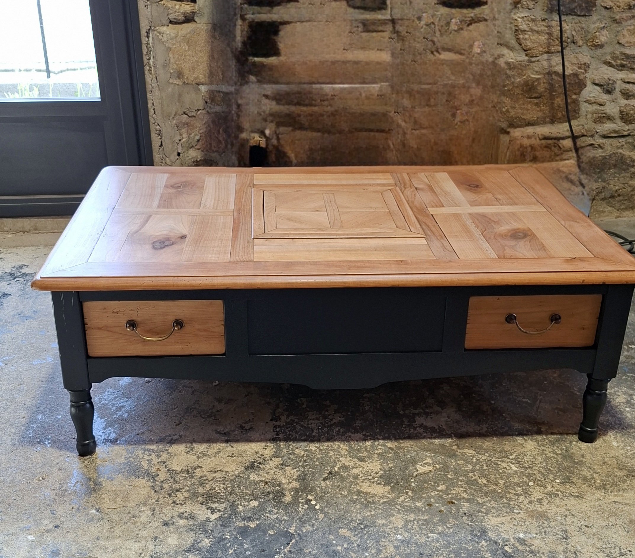 Table basse en merisier massif, la rescapée …
