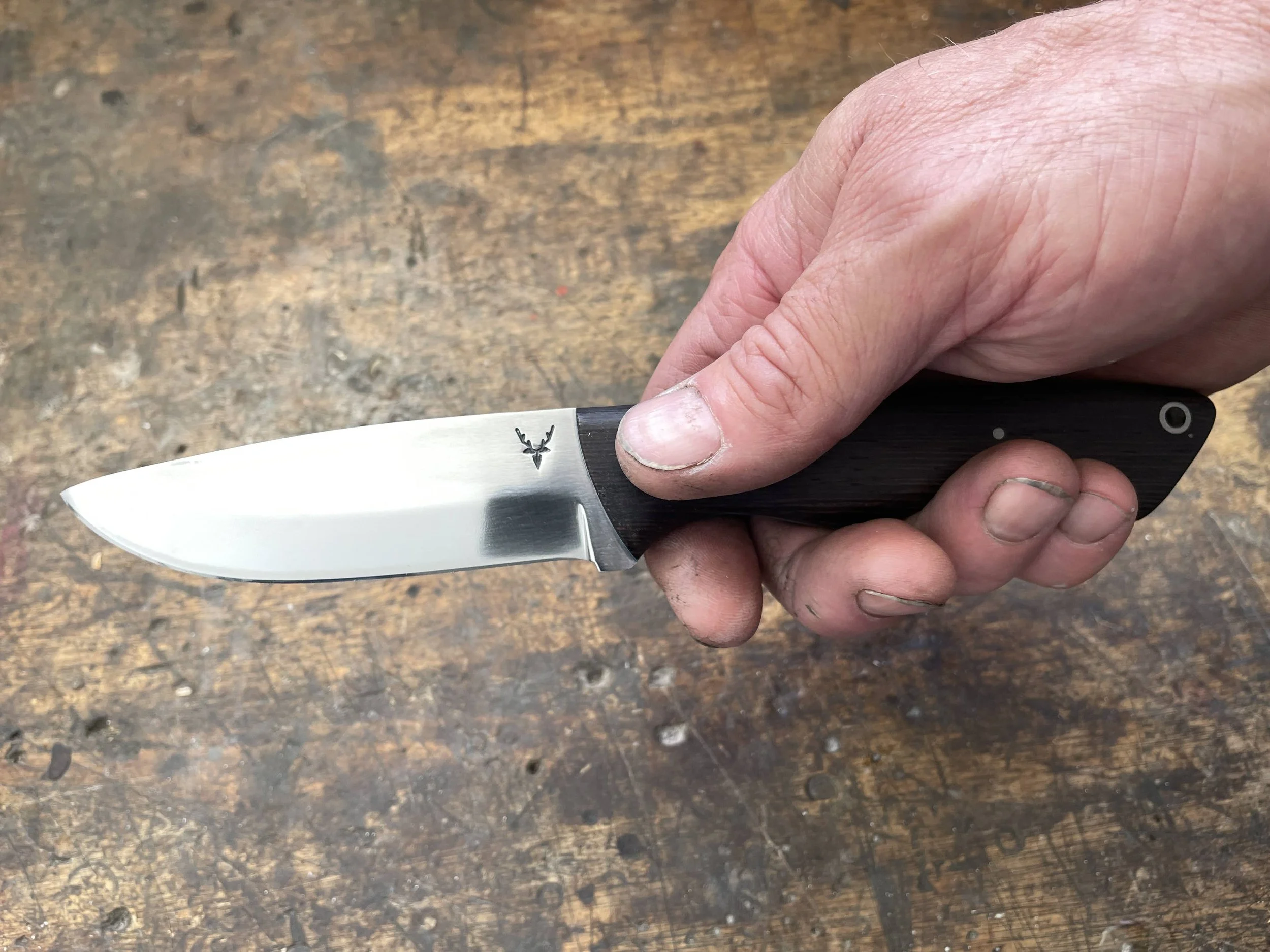 Classic Hunter with Palmwood handle in the hand