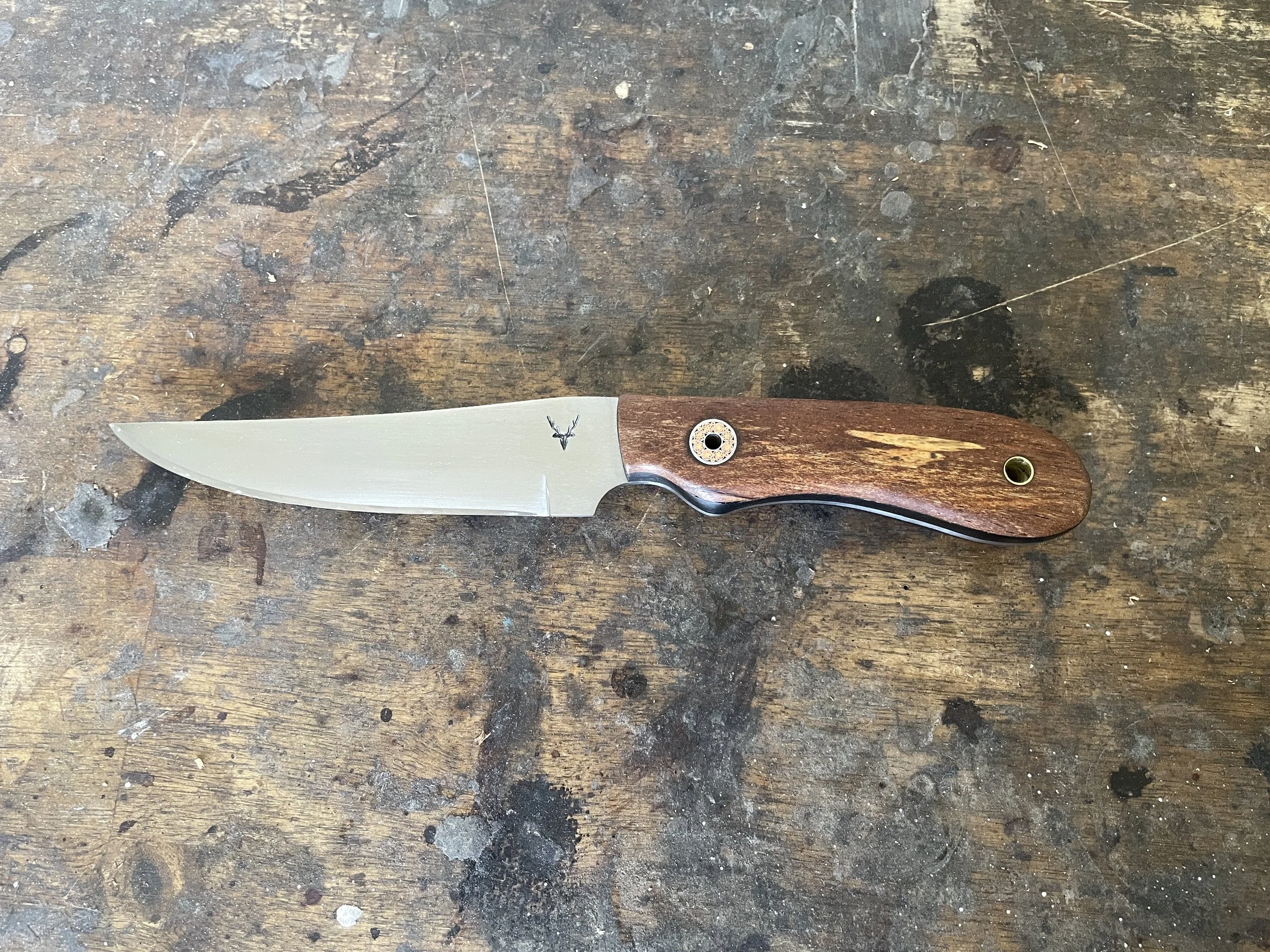 B & T knife rata facing left