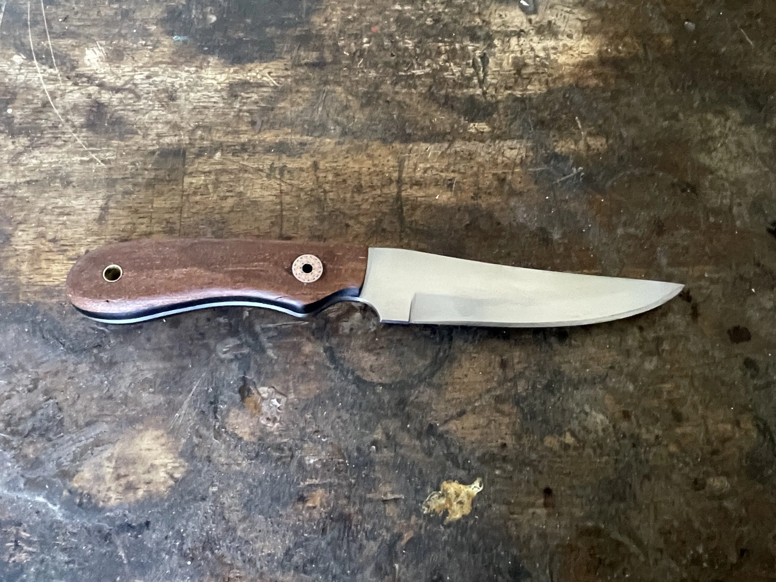 B & T knife rata facing right