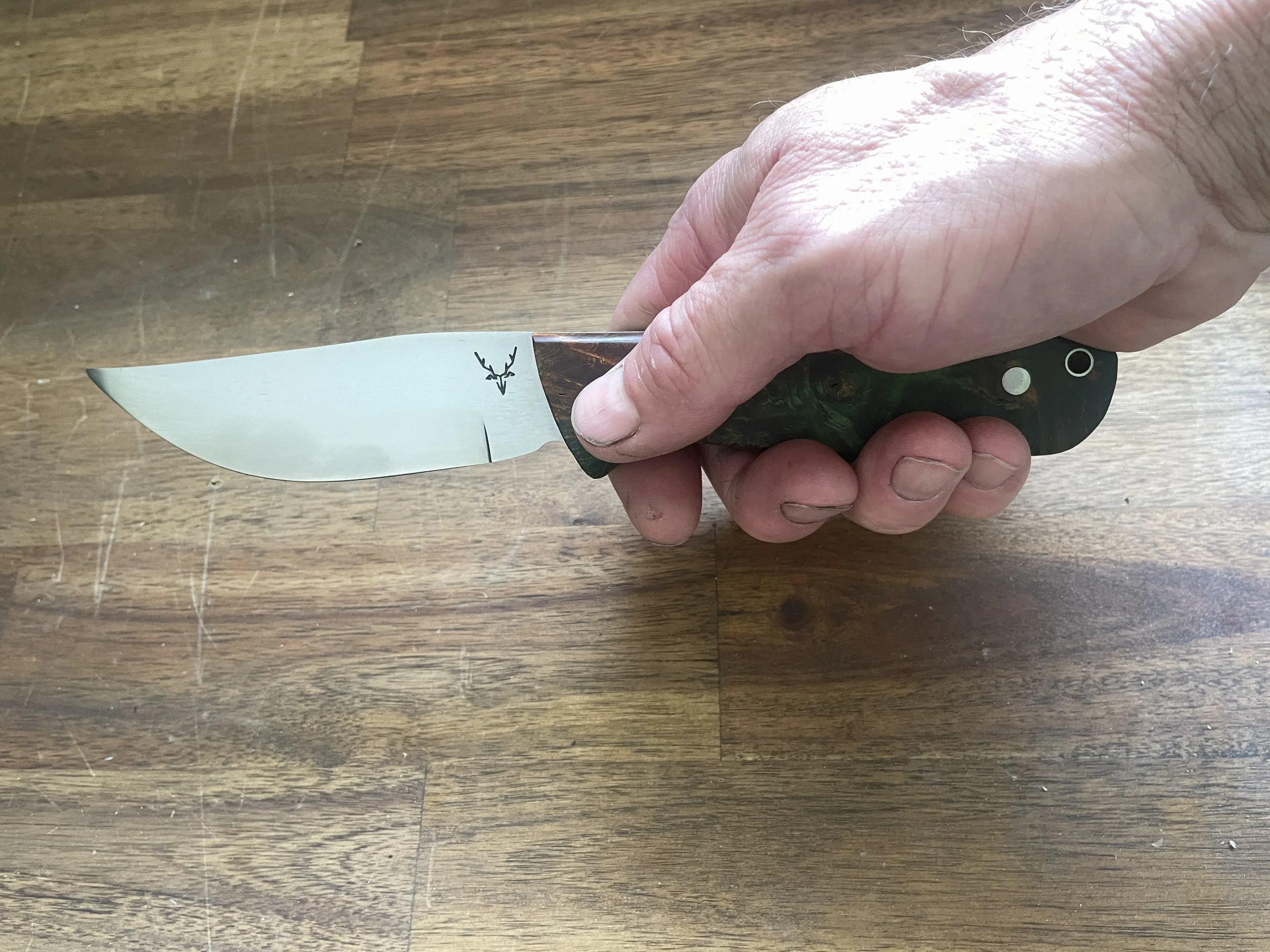 Curly Birch Knife Camo in the hand