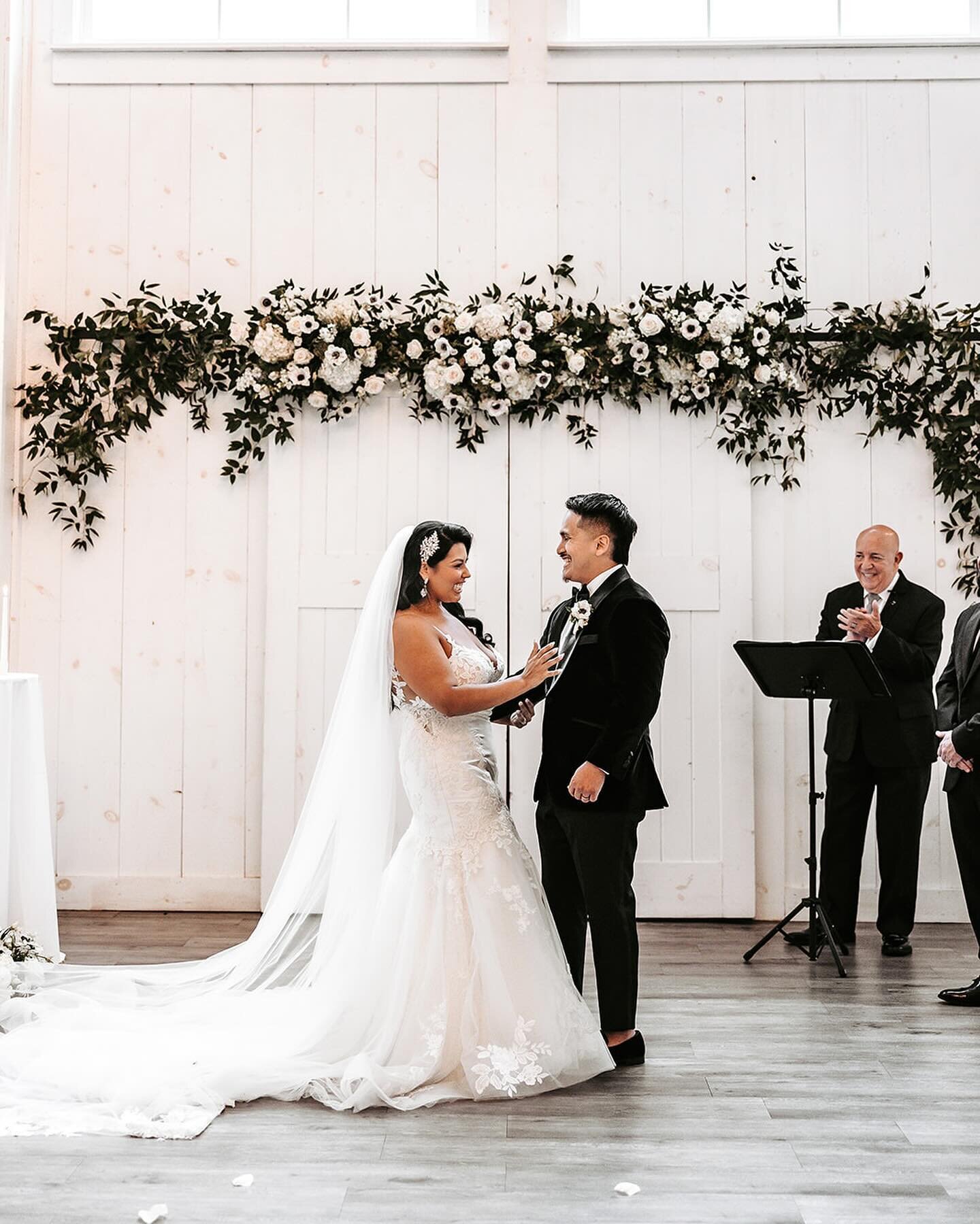 you can never go wrong with anemones at a black + white wedding 🖤
edith + jose were so wonderful to work with + their wedding vision came together beautifully! 

photography: @eadybeth_photography 
venue: @clisbypines