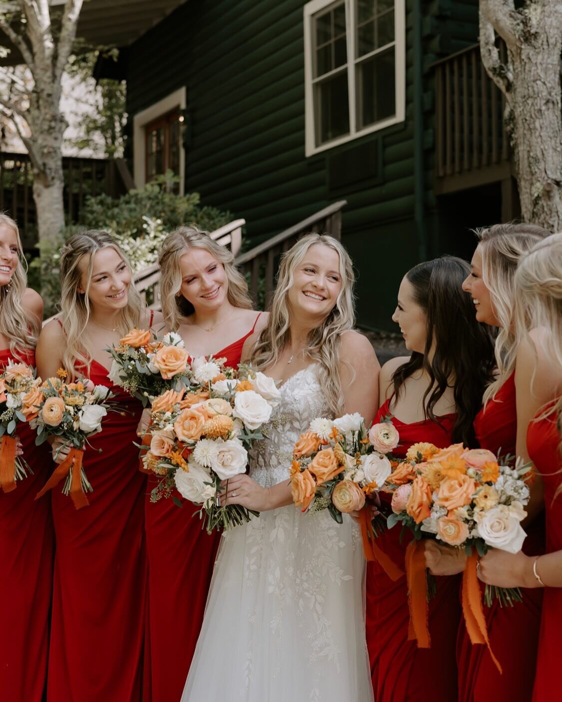 always love a moment for the girls + their bouquets 🧡

photography: @taylor.gaddyphotos 
venue: @btvrweddings @brasstown_valley