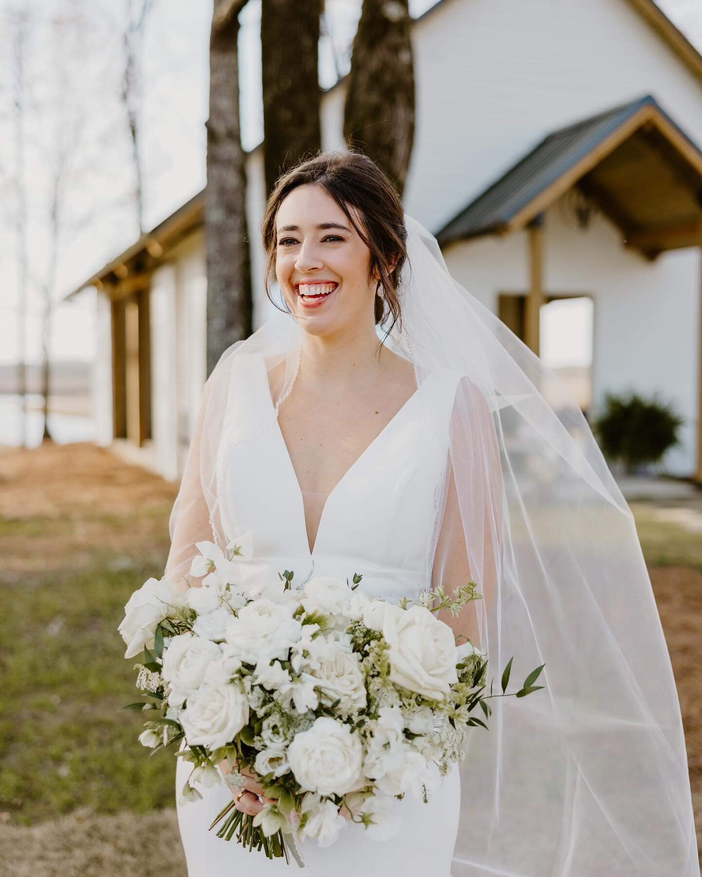 all white blooms + an angel bride ✨

It was so special to see my flowers in another pi phi wedding this past weekend! Treasuring every chance I get to work with sweet friends from college like Carrie Grace + her best girls 🤍

photography: @_tapphoto