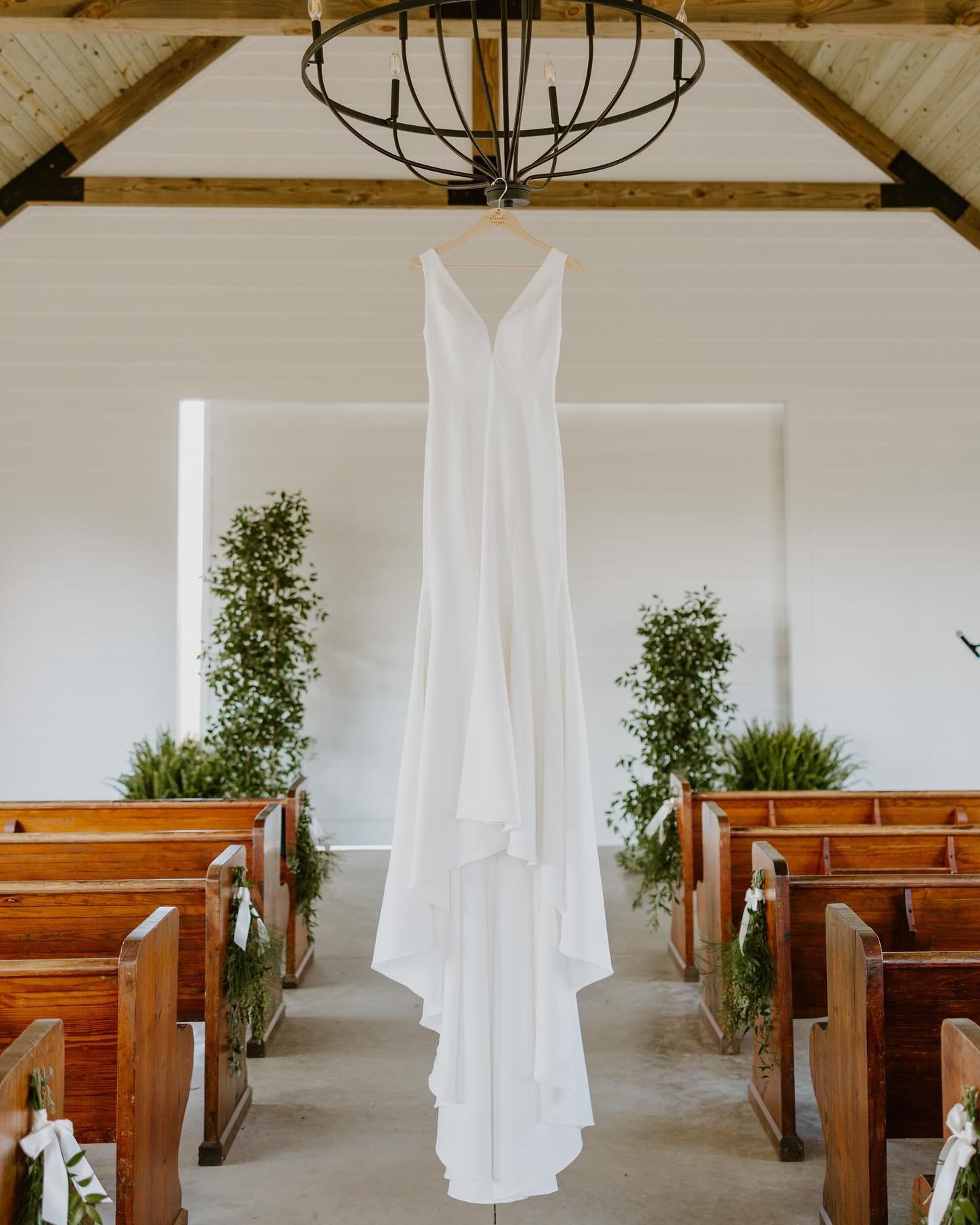 a love letter to smilax 

loving how this gorgeous greenery truly enhanced the romantic, timeless vibes of carrie grace + ben&rsquo;s wedding from ceremony to reception 🌿

photography: @_tapphotography