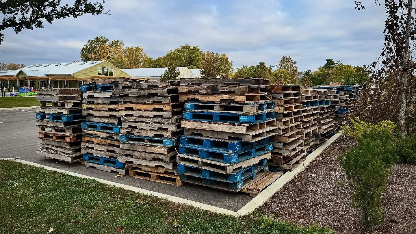 🚨 We’ve got stacks on stacks of pallets! 🚨 Available for purchase at just $2.00/ pallet! 🚨
Whether you’re working on creative DIY crafting projects or searching for a sturdy transportation and storage method for heavy materials, these