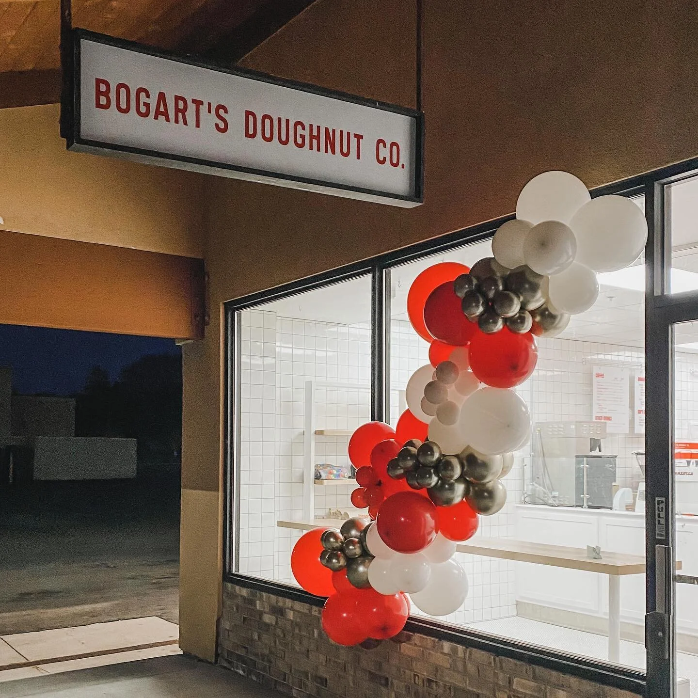 Such an honor to partner with @bogartsdoughnuts as they celebrate the grand opening of their NEW St. Louis Park location! 

#grandopening #grandopeningballoons #balloondecor #balloongarland #balloonarch #balloonartist #balloonartistsofinstagram