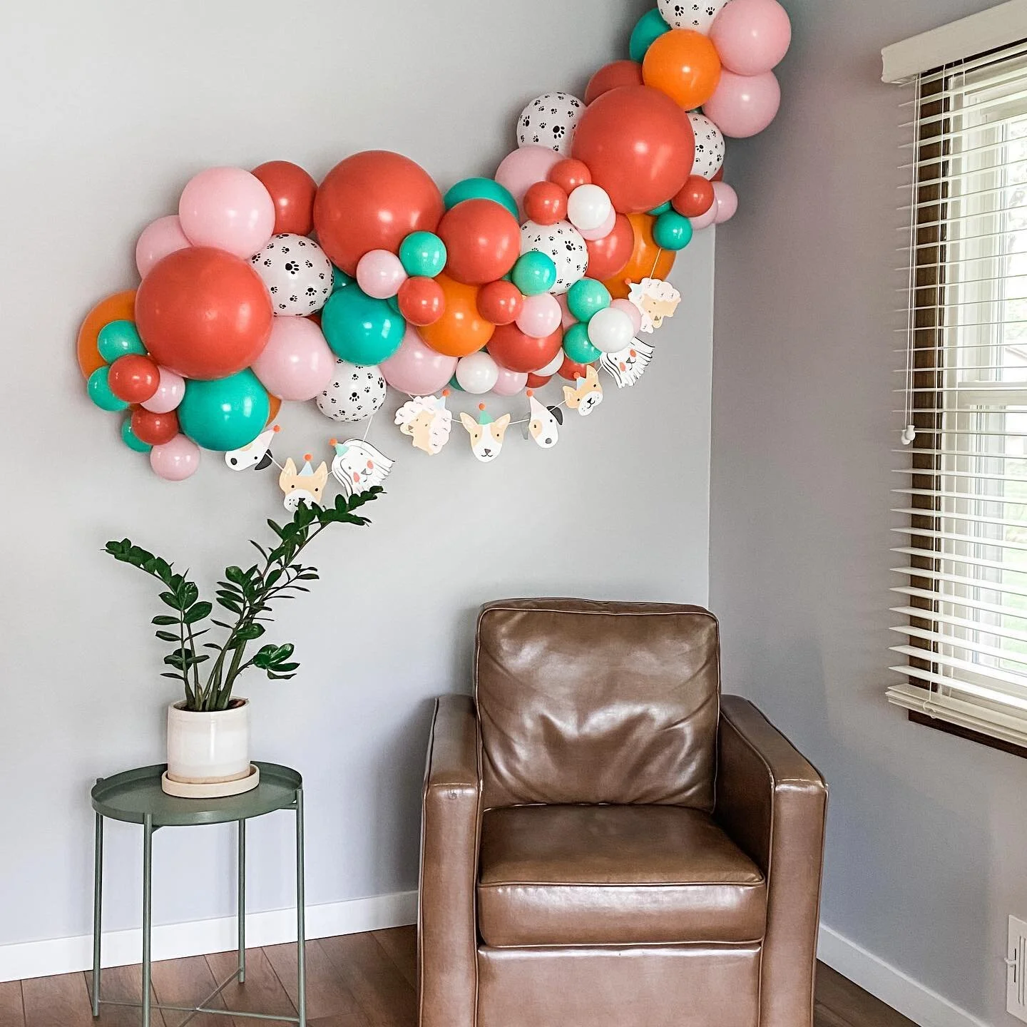 This weekend we celebrated our little lady&rsquo;s 3rd birthday by throwing a PAWTY. 🐾 We played with so many fun bright colors to bring excitement and whimsy to our celebration. 

#balloondecor #pawtytime #pawtyballoons #balloongarland #grabandgoba