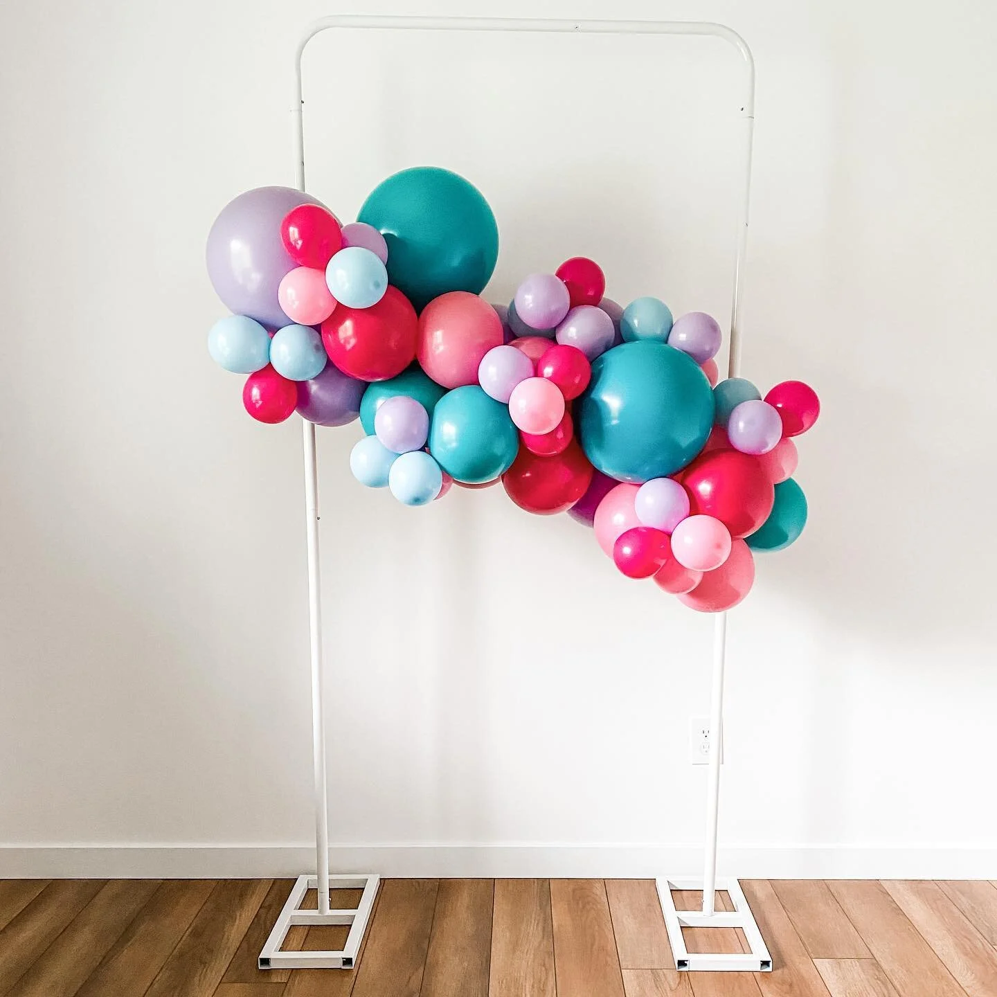 Mermaid 🧜&zwj;♀️ grab and go in confetti style. 

#balloons #balloongarland #grabandgoballoons #confettistyleballoon #mermaidballoons #mnballoonartist #twincitiesballoons #twincitiesballoonstylist