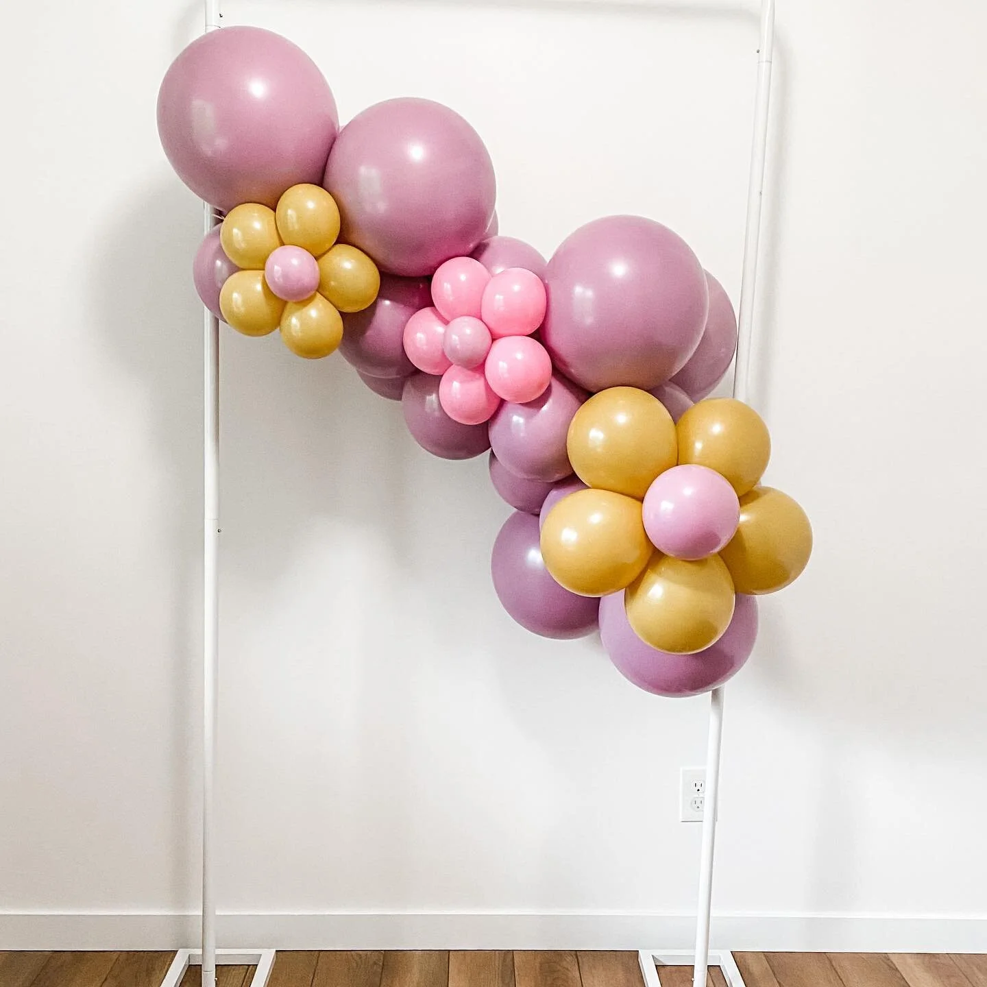 Flower power 4ft grab and go going out this weekend! 

#grabandgoballoons #flowerpowerballoons #balloonartist #balloonart #tuftexballoons