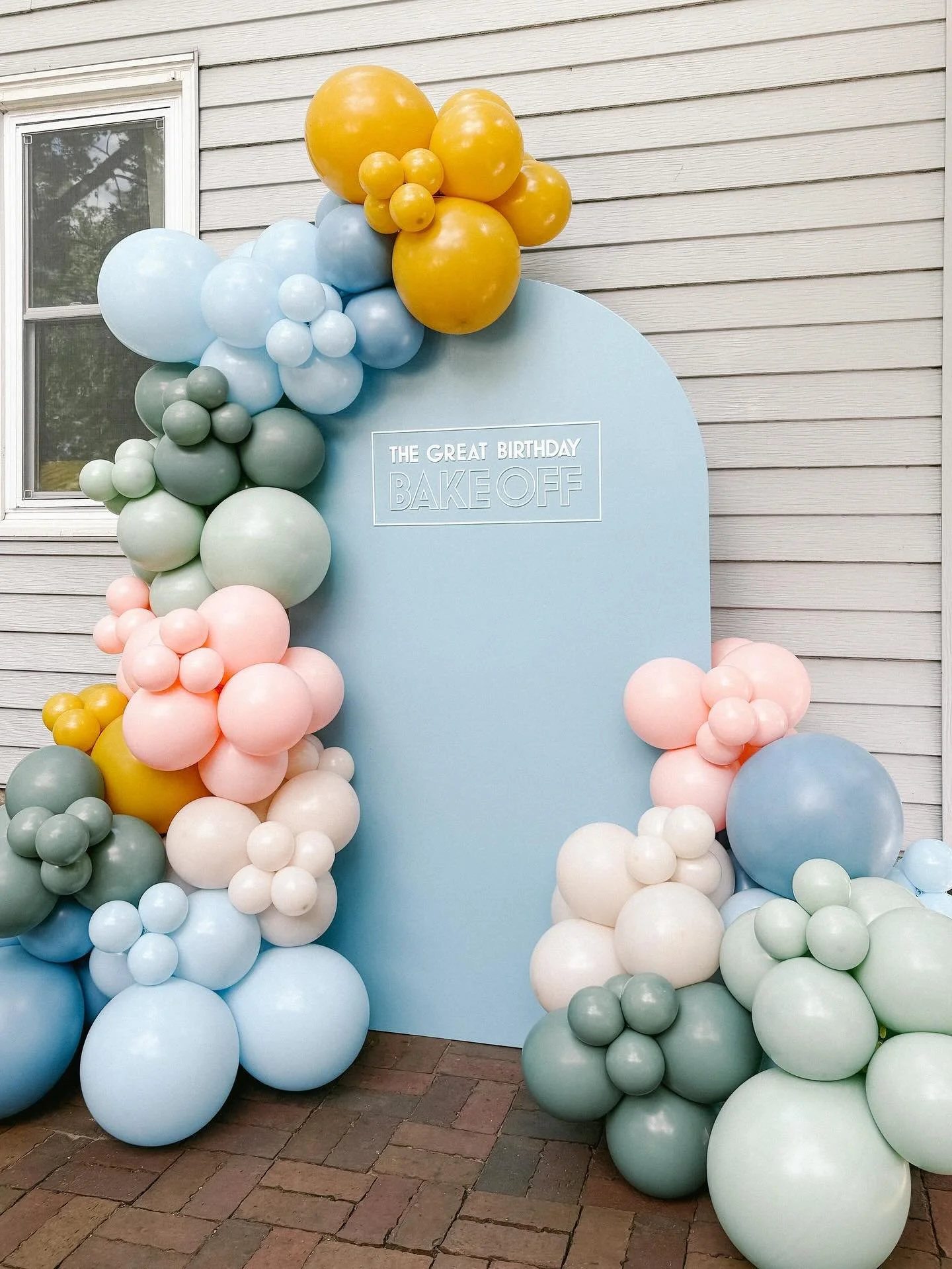 When @ink_sweets asks for a @britishbakeoff themed birthday design, we immediately accept. 🤍

Balloons: @wonderloonpartyco 
Backdrop and signage: @oliveandtwigevents 

#greatbirthdaybakeoff #greatbritishbakeoff #twincitiesballoons #twincitiesballoon