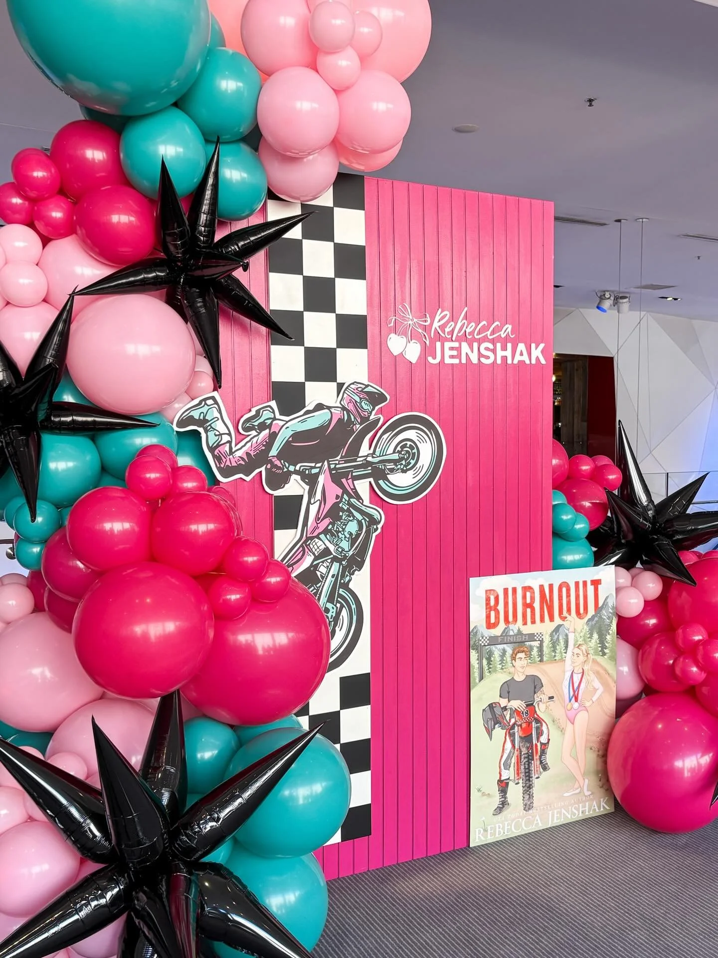 Partnering with my favorite @oliveandtwigdesignco to create custom designs for our clients. 

#balloonsofminnesota #minnesotaballoons #minnesotaballoonartist #twincitiesballoons