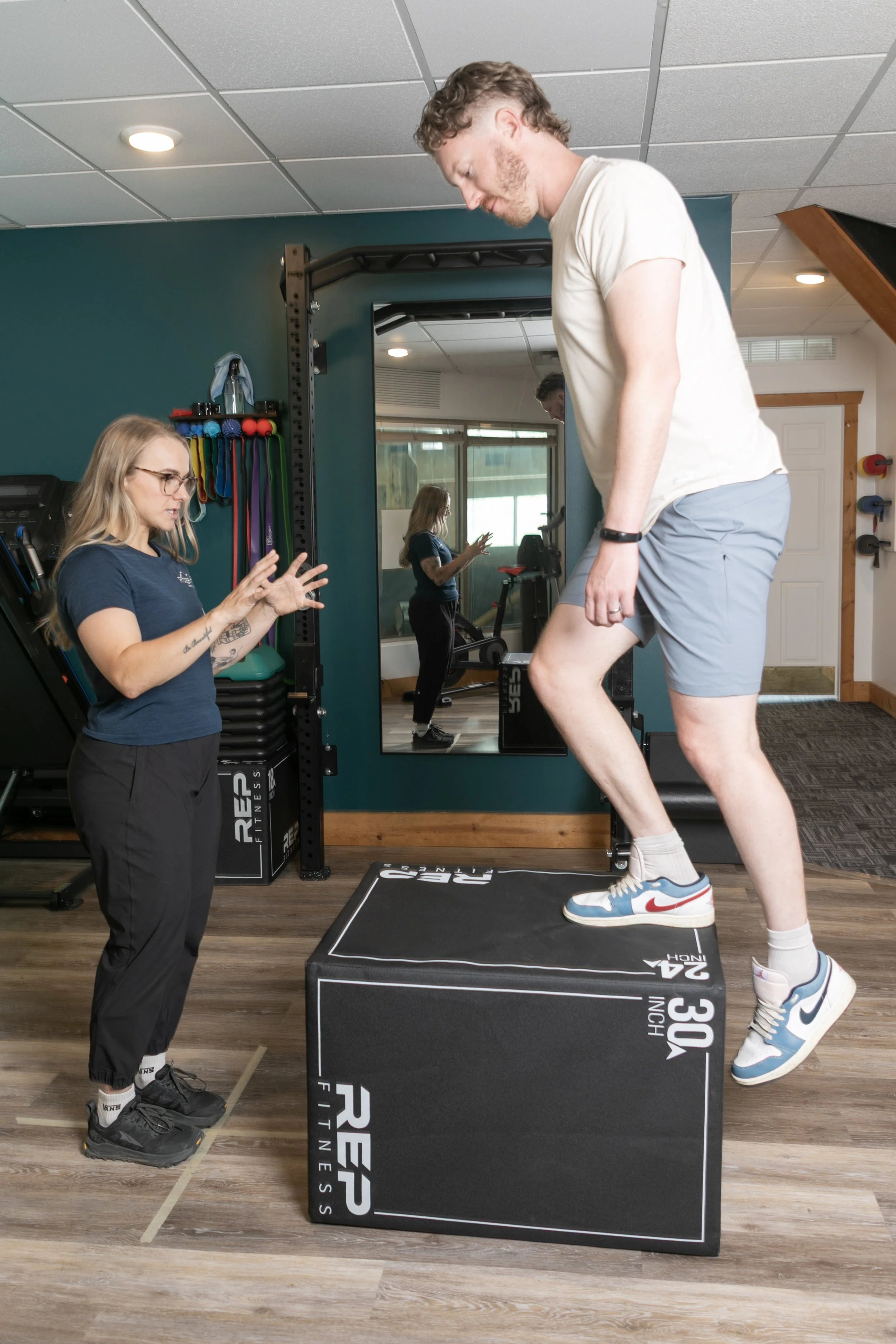 A Fernie Physio in Fernie BC doing knee rehab with a client