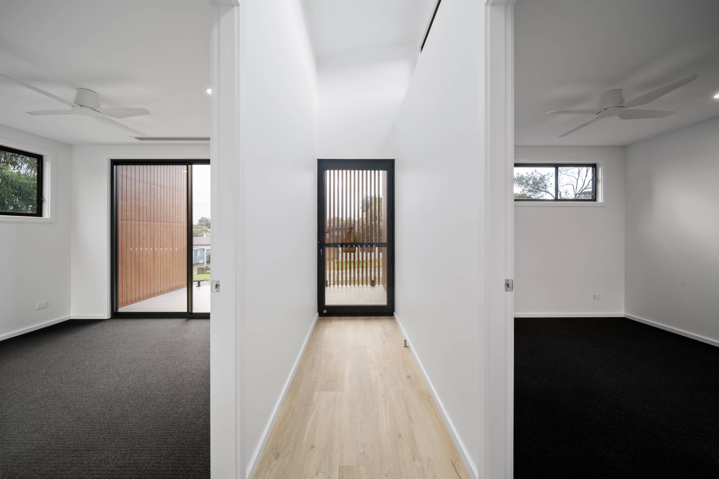 holmes-building-and-design-south-coast_fern-way-culburra-beach_hallway.jpg