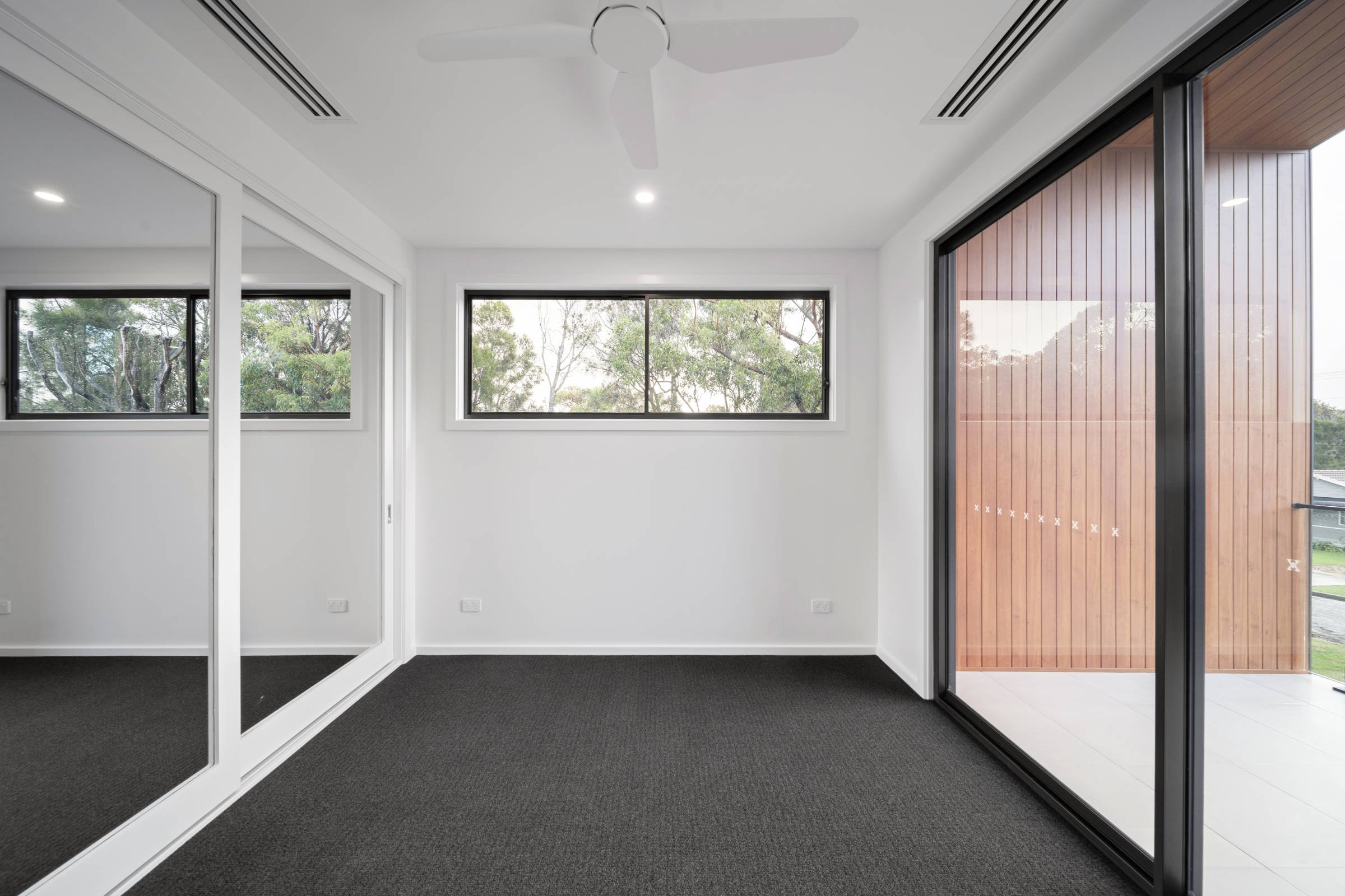 holmes-building-and-design-south-coast_fern-way-culburra-beach_bedroom-2.jpg