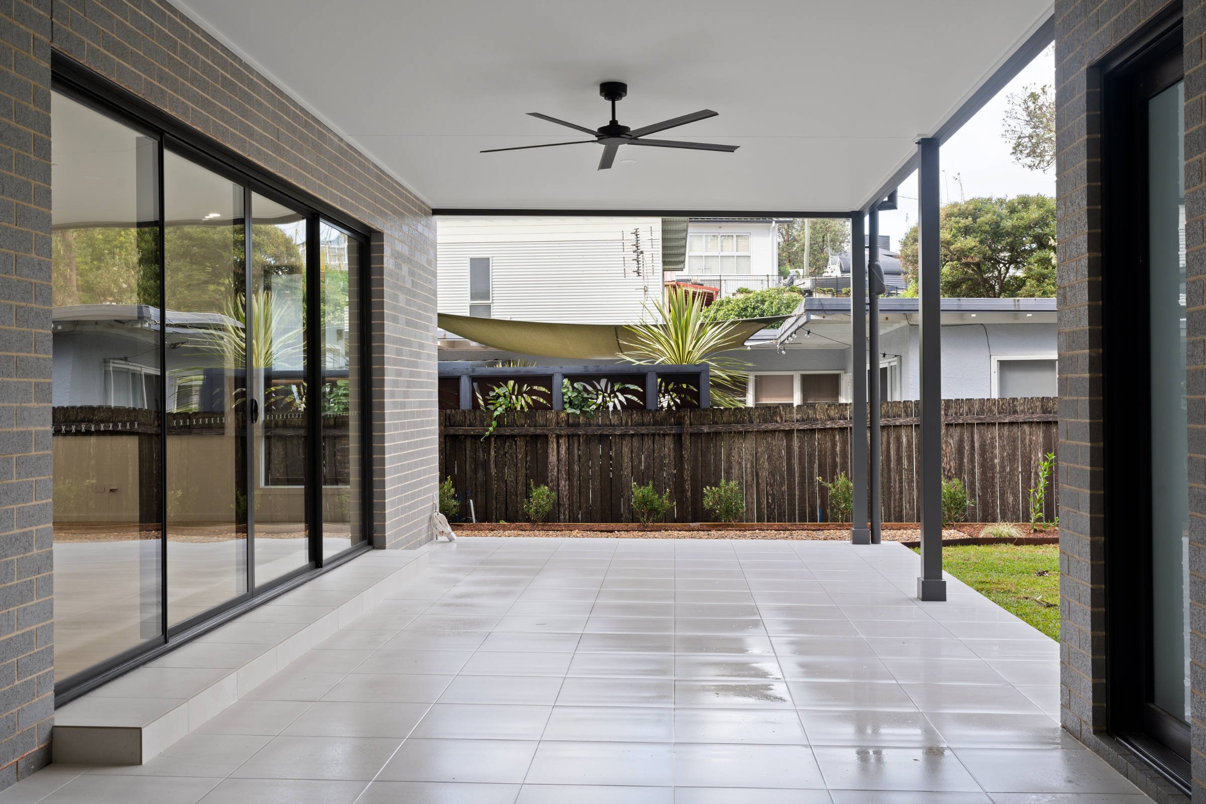 holmes-building-and-design-south-coast_fern-way-culburra-beach_outdoor-entertaining.jpg