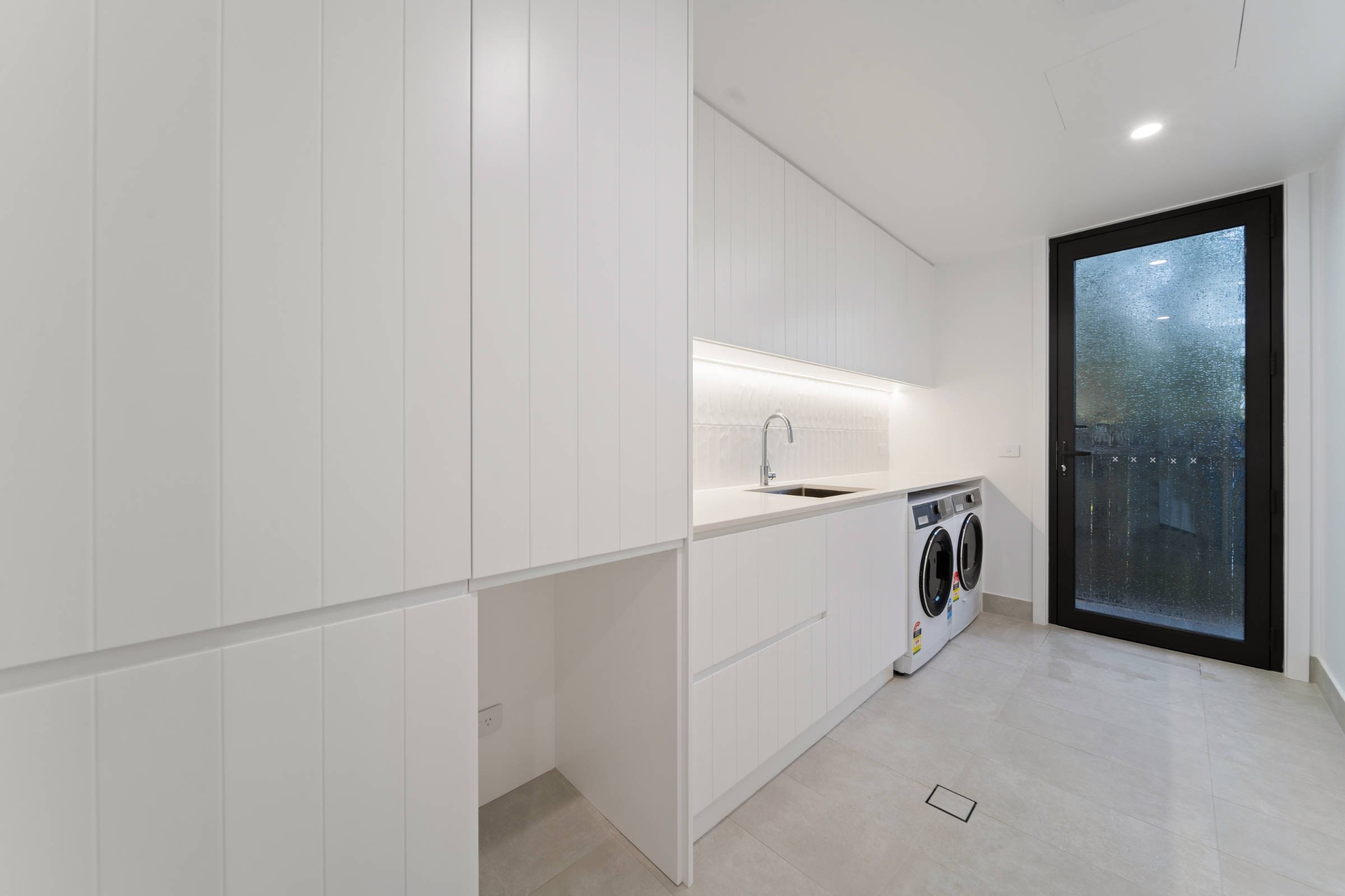holmes-building-and-design-south-coast_fern-way-culburra-beach_laundry-1.jpg