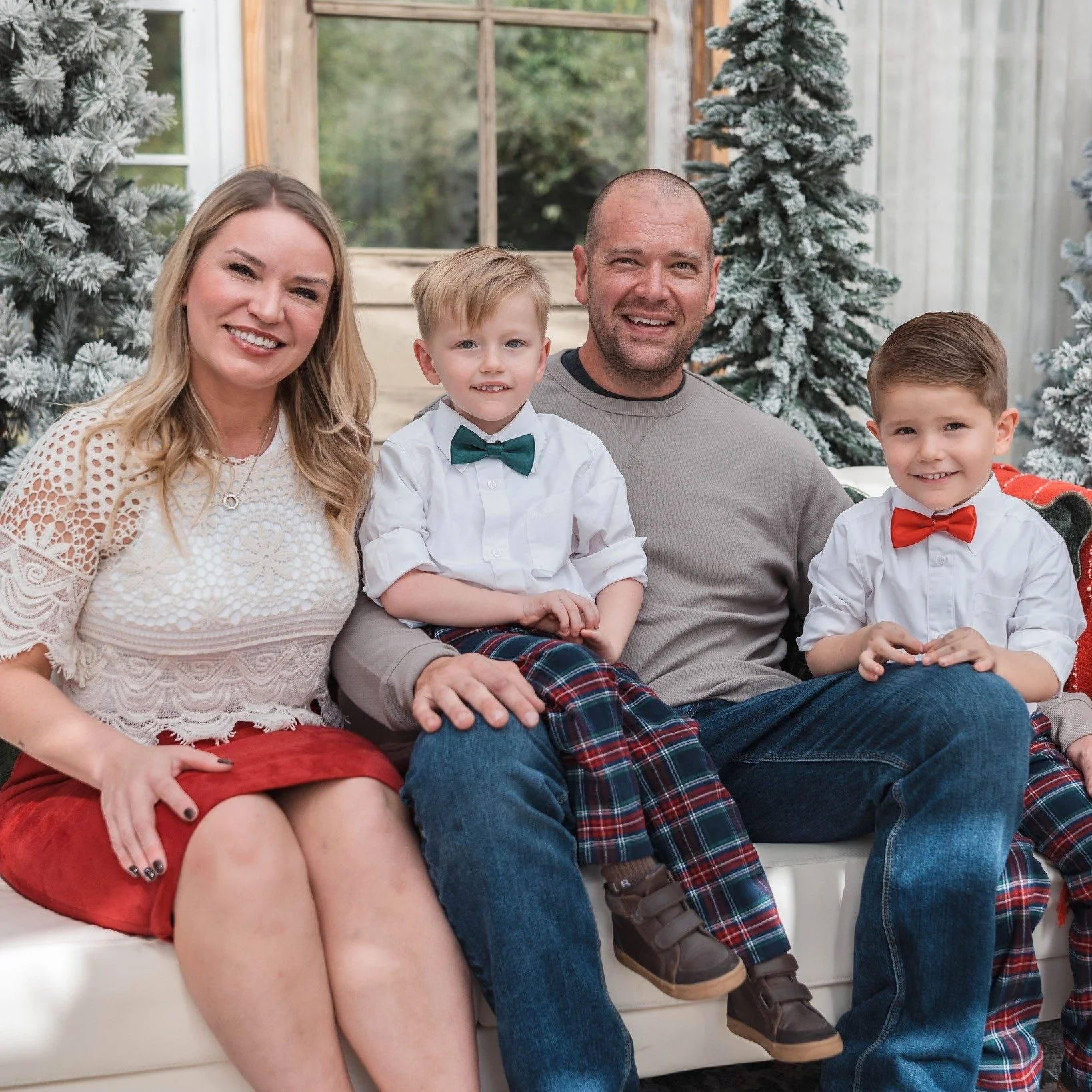 ✨ The Abraham Family is always such a joy to work with!! Bennett and Kai&rsquo;s playful energy made the whole session lighthearted and full of laughter! 🎅🎄😍