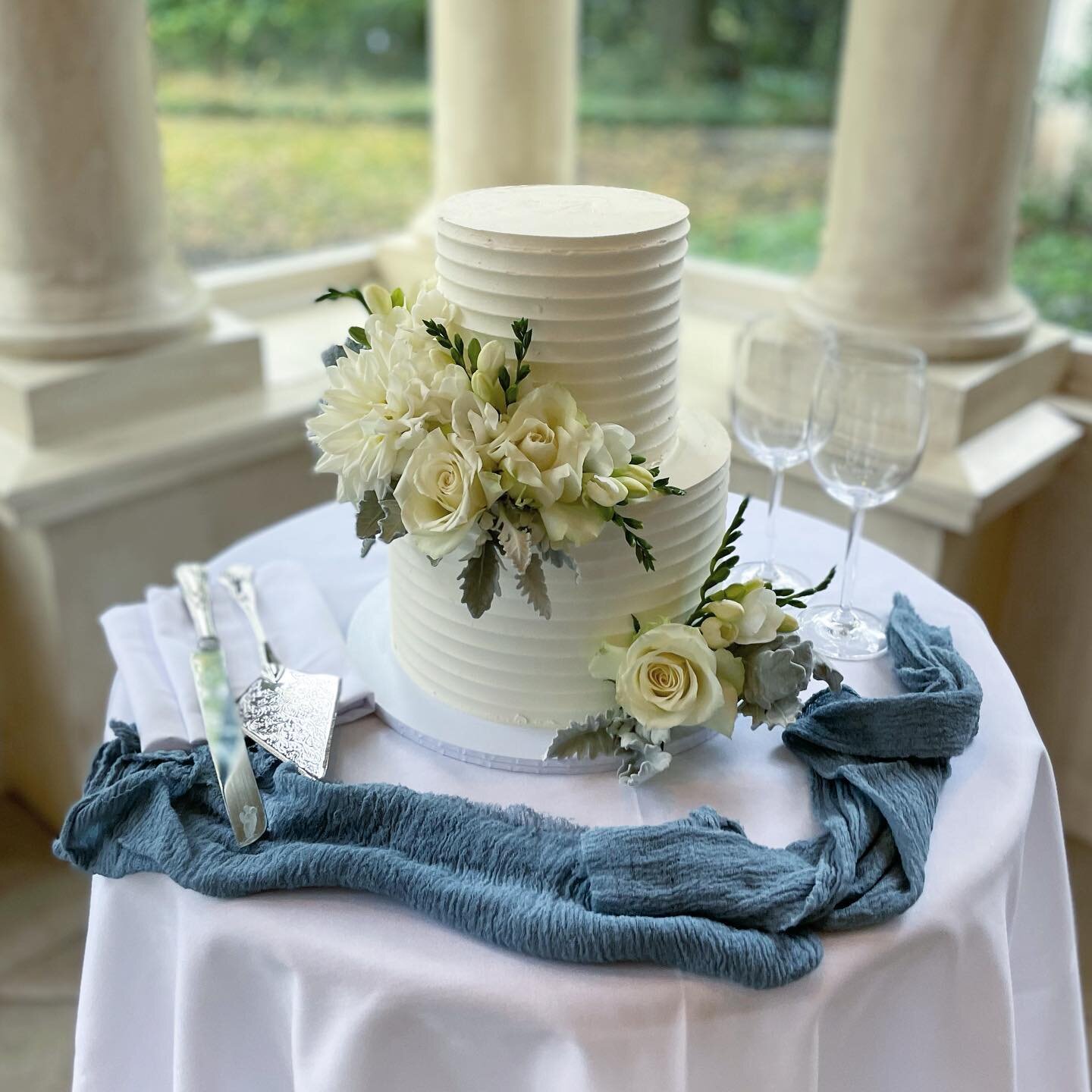 Liana &amp; Joel 🤍

Textured ganache finish with classic white florals &amp; greenery 

Venue @miltonparkcountryhouse