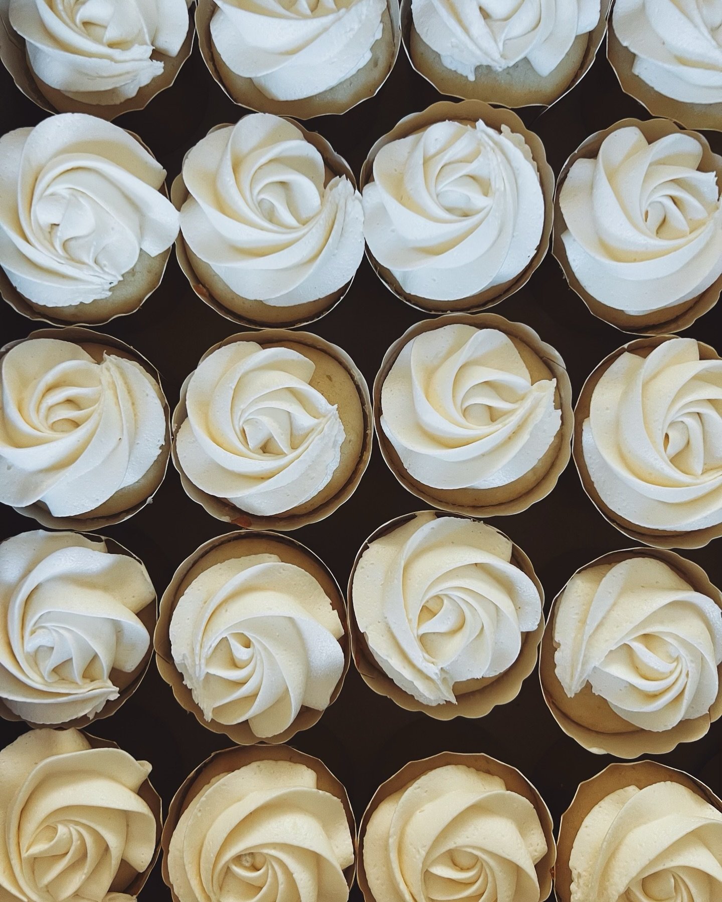 300 cupcakes headed downtown last week 😃🫶🏼