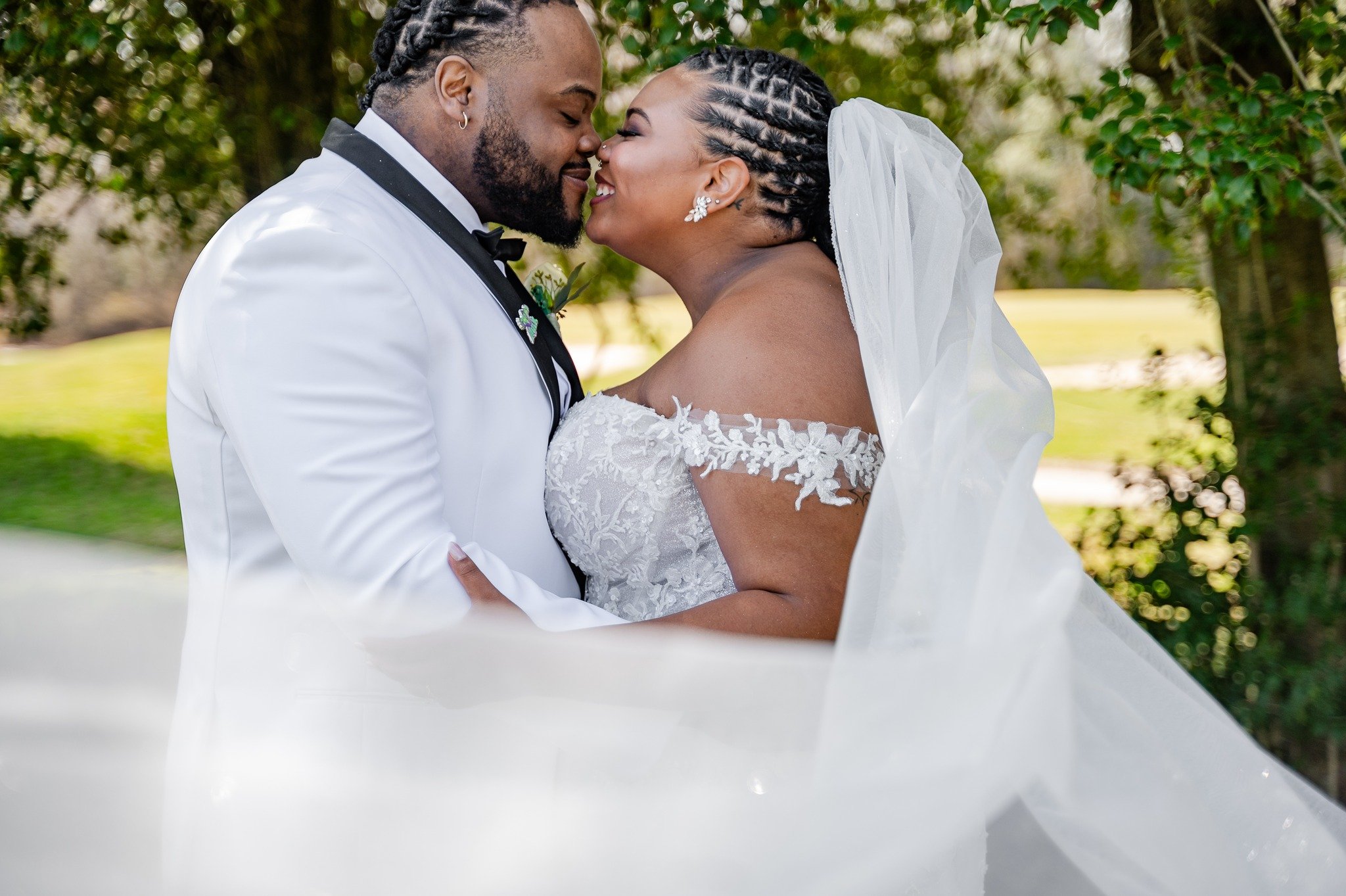 You don&rsquo;t need to know how to pose. You don&rsquo;t need to be &ldquo;good at pictures.&rdquo; And you definitely don&rsquo;t need to spend your wedding day wondering what to do with your hands. 😂🤍

That&rsquo;s my job.

Your job is to get ma