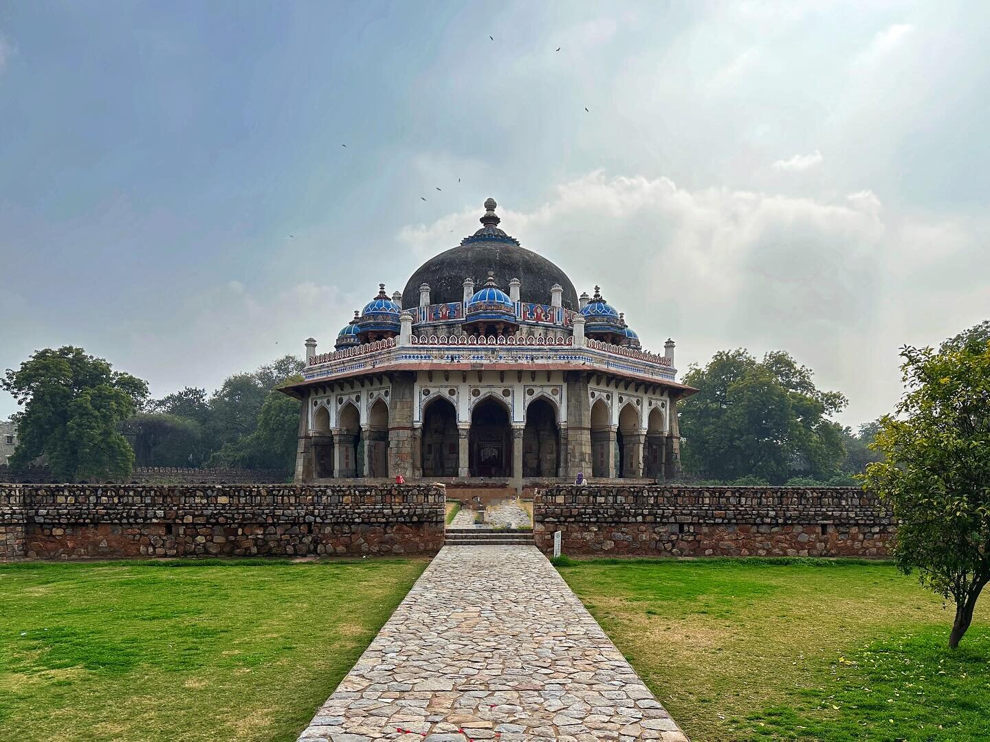 🕌 an afternoon @ humayun&rsquo;s tomb 

this tomb, built in 1570, paved the way for mughal architecture in india. it was the first garden tomb in the country and inspired many other mausoleums and buildings, including the taj mahal. 🌴⛲️ the grounds