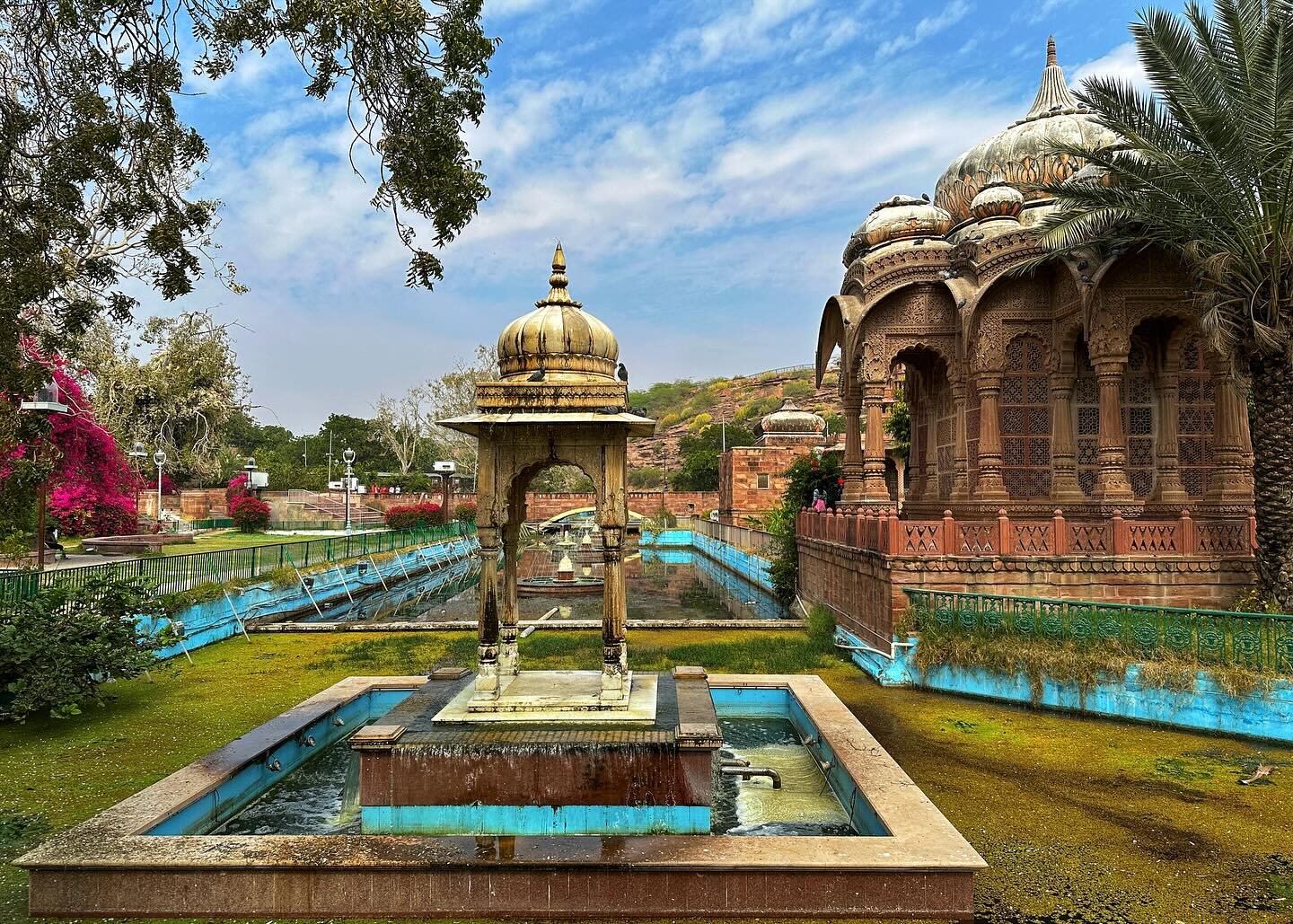 ☀️ a visit to jodhpur, the sun city

Next up in the the trip through Rajasthan is the city of Jodhpur, nicknamed the Sun City. I guess things can get pretty hot here during the summer, as the city lies on the edge of a desert &ndash; you can find eve