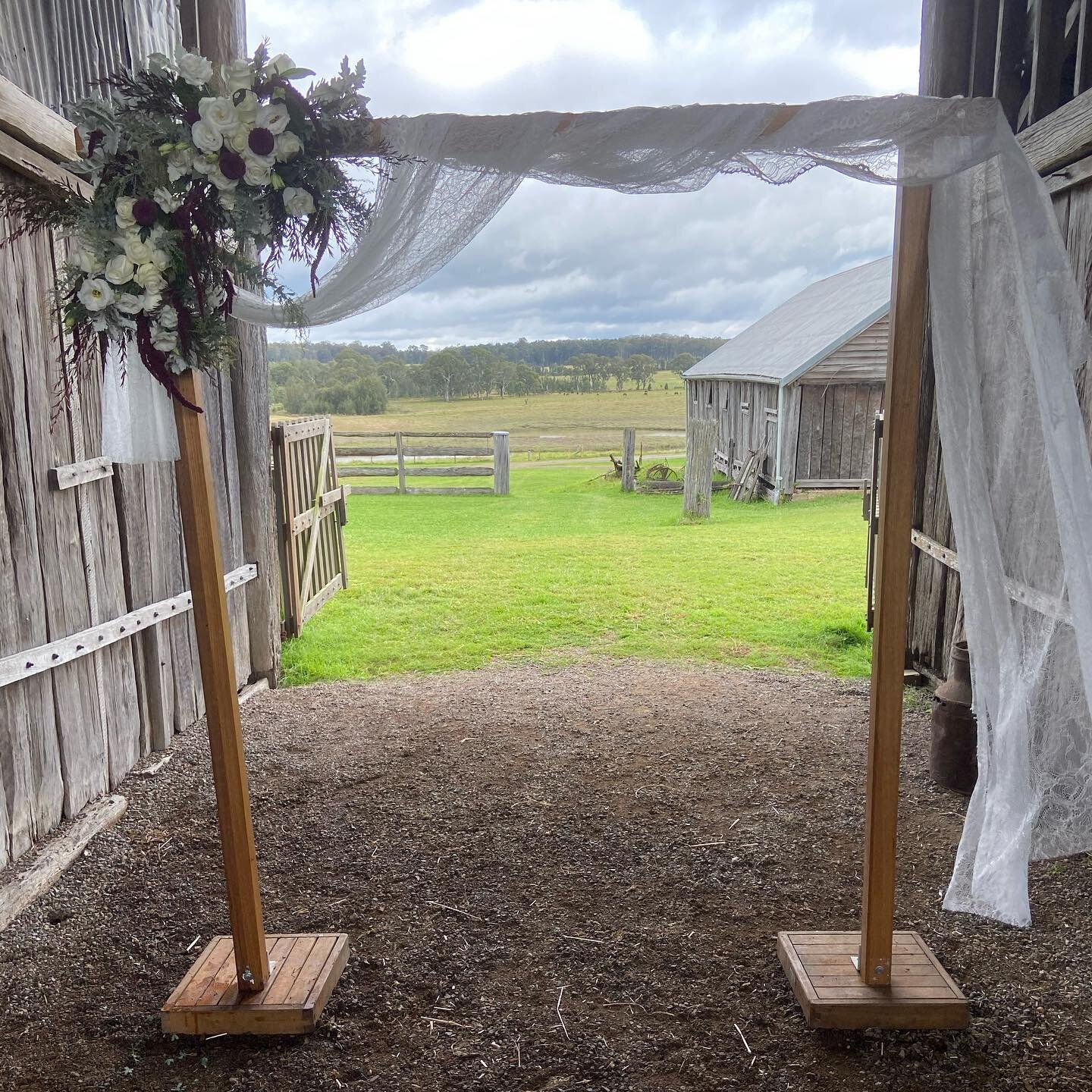 Our set up today was at the beautiful Tocal Homestead. Why does the wind pick up when you go to take a photo? #hunterweddinghire #newcastleflorist #huntervalleywedding #tocalhomestead