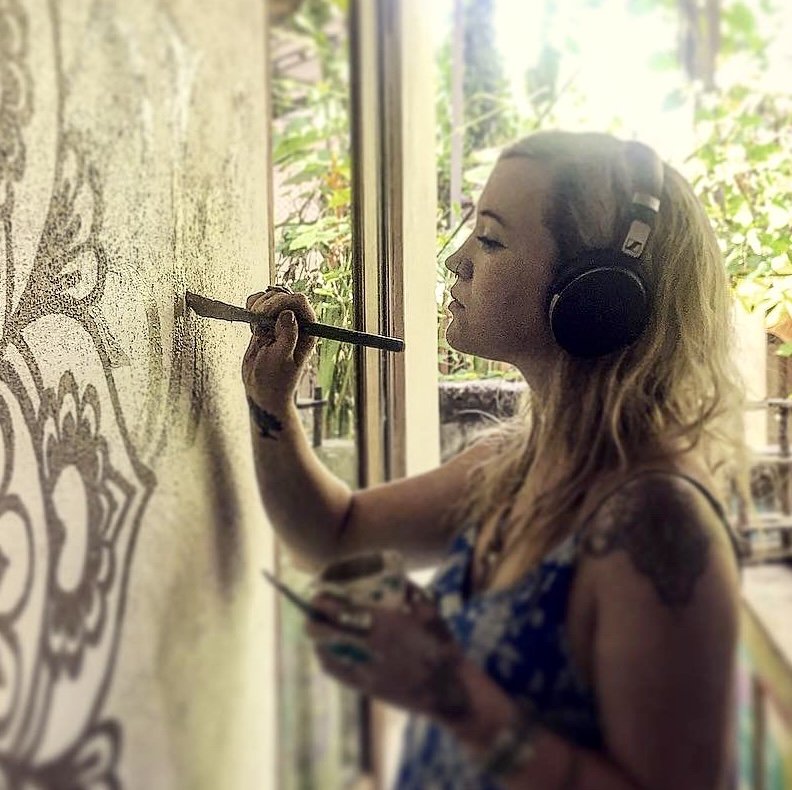 Painting a private commission in 2019, Ubud, Bali.