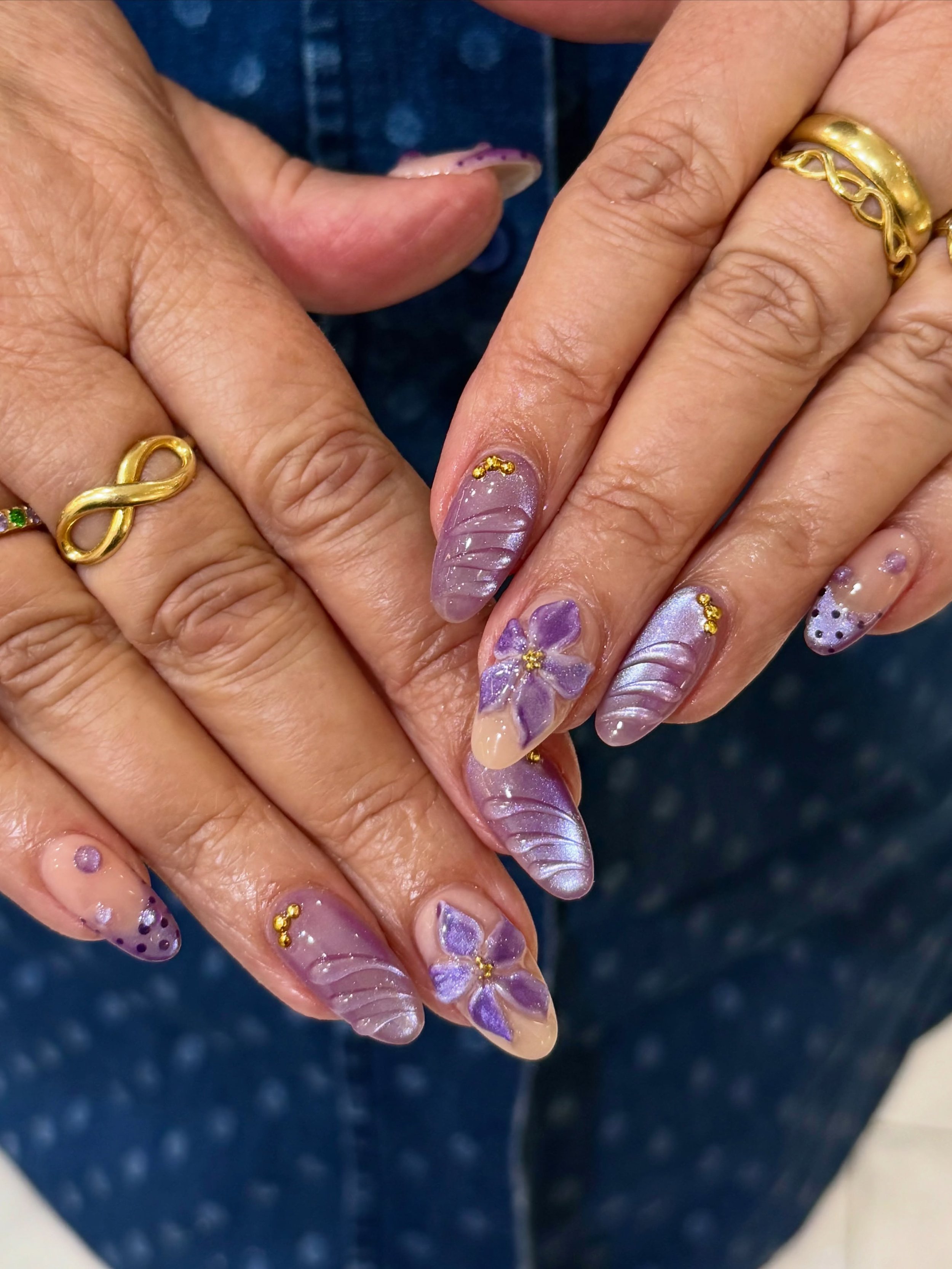 Magical, whimsical nails. How beautiful is the purple cat eye effect with 3D flowers? 🪻

Nails by Master Artist, Amy. 💜

#3dnails #3dnailart #cateyenails #flowernails #purplenails 3D nail art, 3d gel nails, purple nails, flower nails, 3d flowers, g