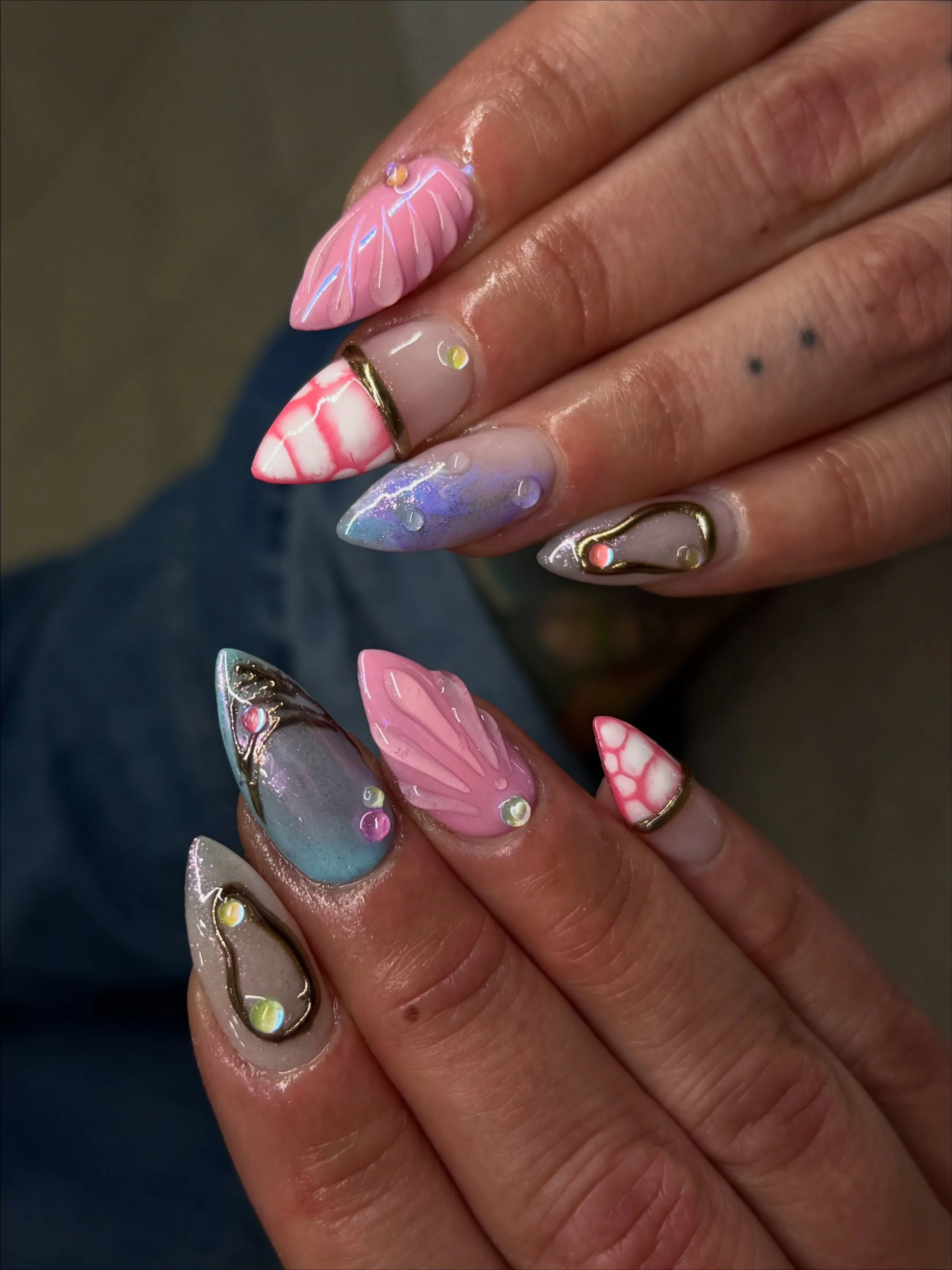 These nails are giving magical mermaid. ✨

Nails by Master Artist, Amy. 🧜&zwj;♀️

#chromenails #3dnailart #shellnails #mermaidnails #nailartclub chrome nails, 3d gel nails, 3d nail art, pretty nails, beach nails, mermaid nails, shell nails, beachy n