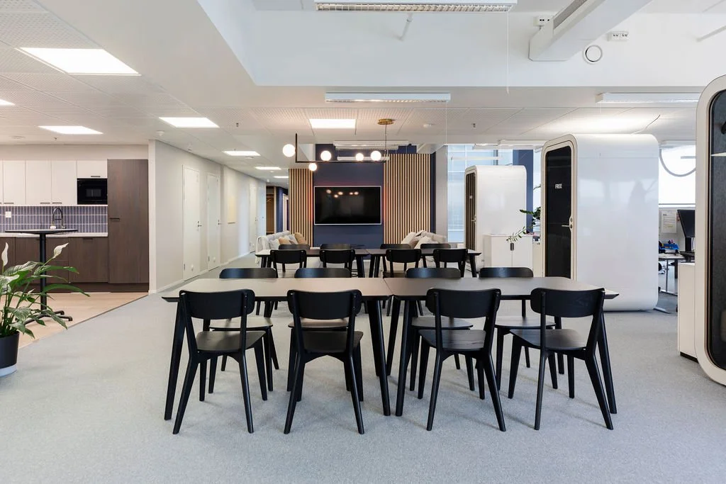 Toimitilan tyylikäs lounge, rento ilmapiiri