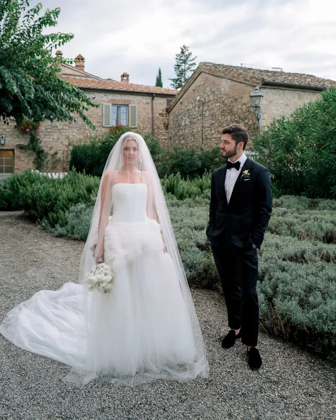 Looking back at Nicole &amp; Palmers beautiful Tuscan wedding in September, as seen on @overthemoon 🤍 

Styling tip - if your veil does not have a blusher but you want dramatic veil shots; use the end of your veil to drape over your face - which I d