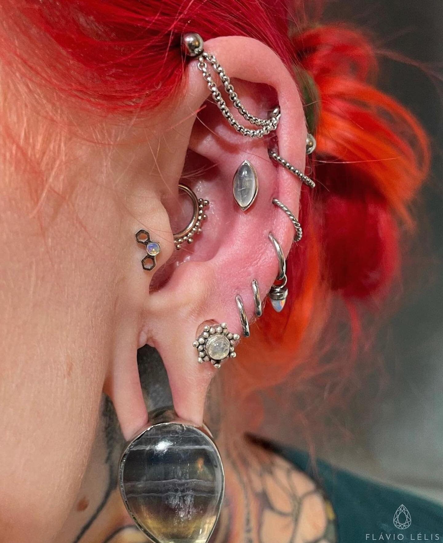 Amazing composition, with jewelry by @nagabodyjewelry in white gold and moonstone. A great inspiration @bastetpiercings ❤️ #pierced #earparty #highquality #highqualitypiercing #finejewellery #piercedearrings #piercedears