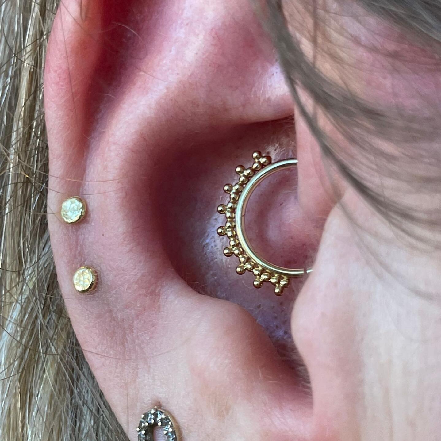 We&rsquo;ve had the pleasure of upgrading the two mid-helix to lightly hammered solid gold discs as well as piercing the Daith with a timeless piece. All by our favourite @classicgoldamsterdam 

Done by @piercingsbynina 

📝you&rsquo;ve probably hear